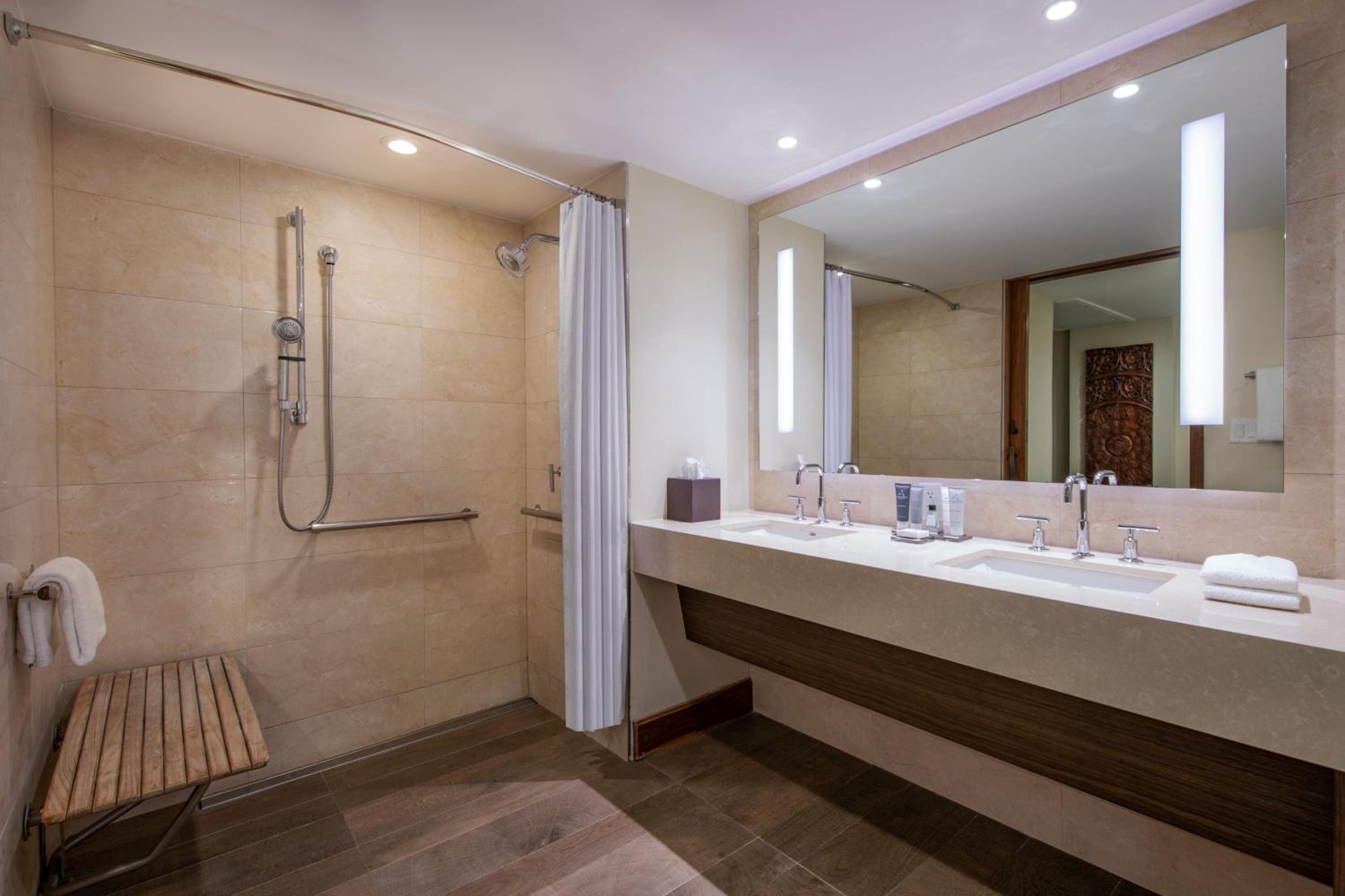 King Room with Balcony and Tropical View - Hearing Accessible - Photo 4