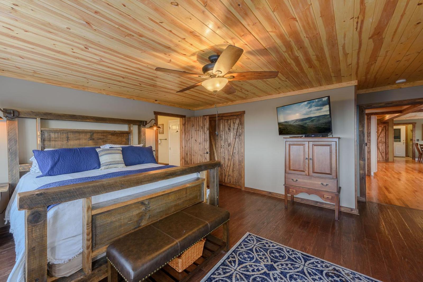 Five-Bedroom House photo 3