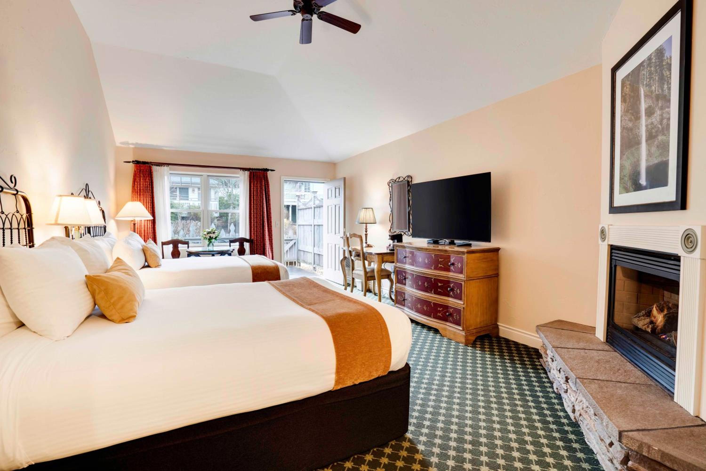Queen Room with Two Queen Beds photo 1