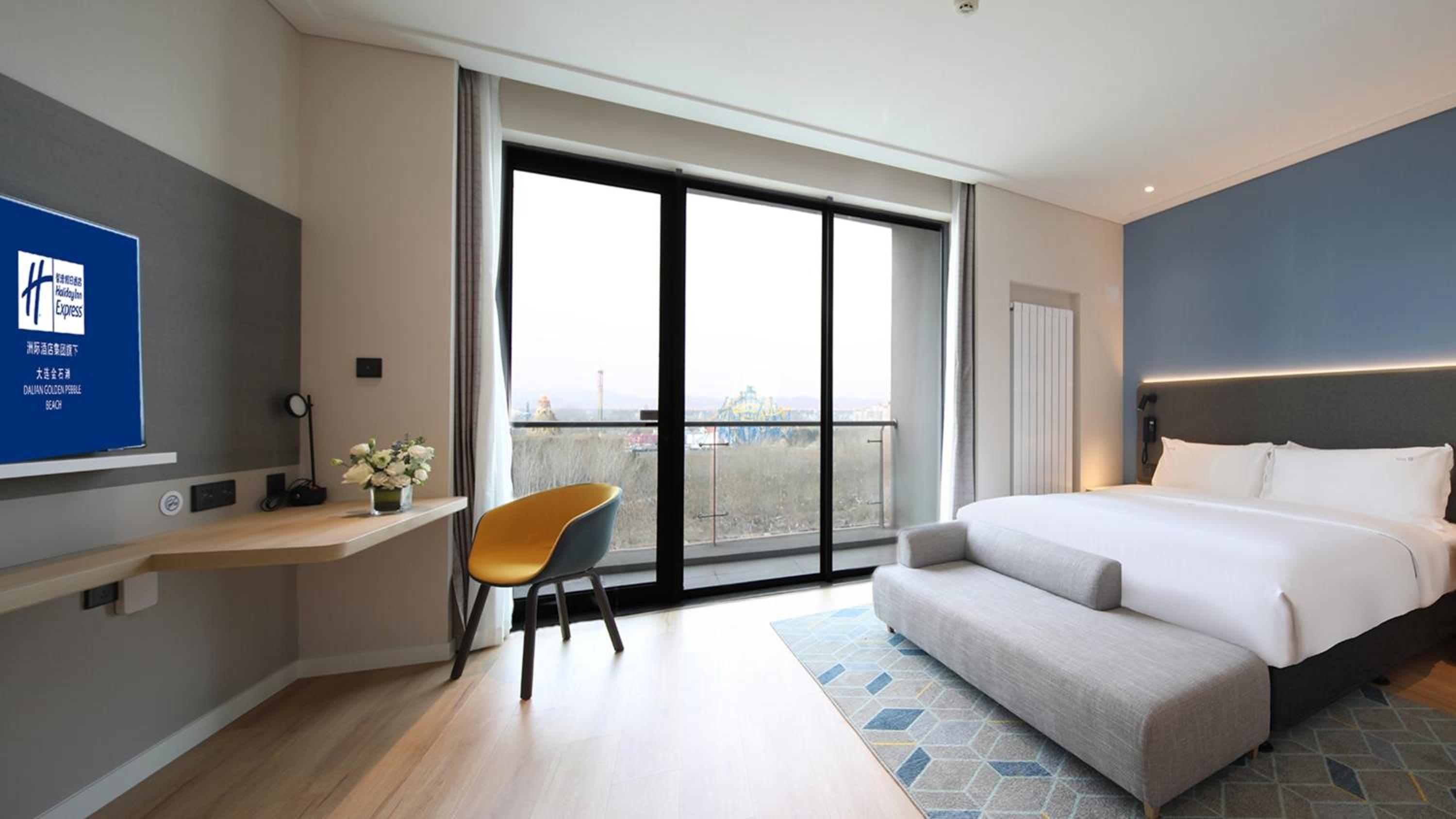 Standard King Room with Extra Floor Space photo 3