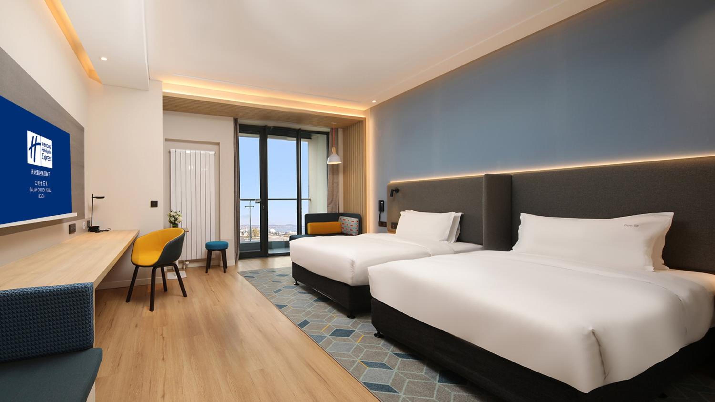 Large Twin Room with Sea View photo 3
