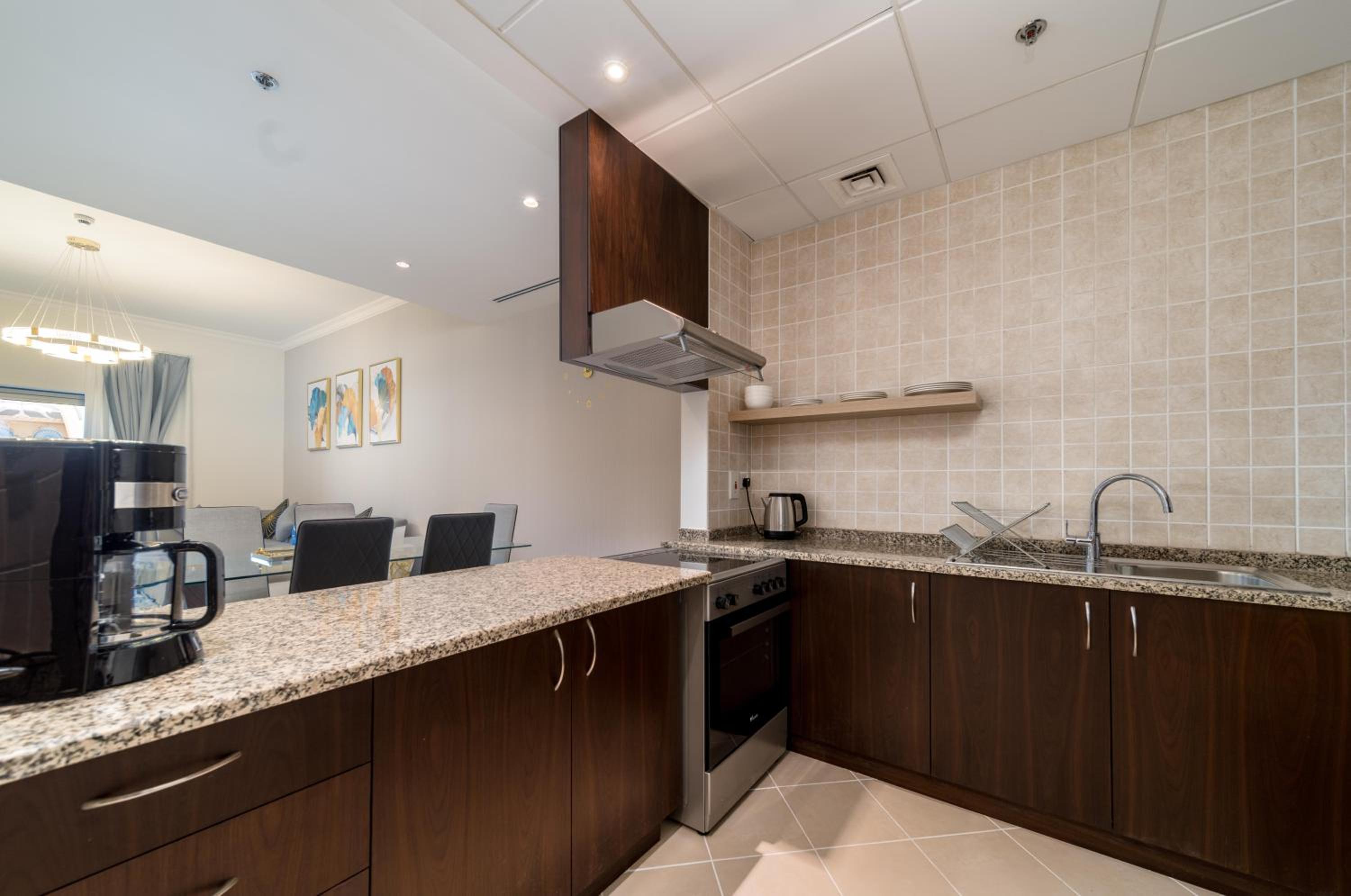 Deluxe One Bedroom Apartment with Kitchen and Balcony photo 2