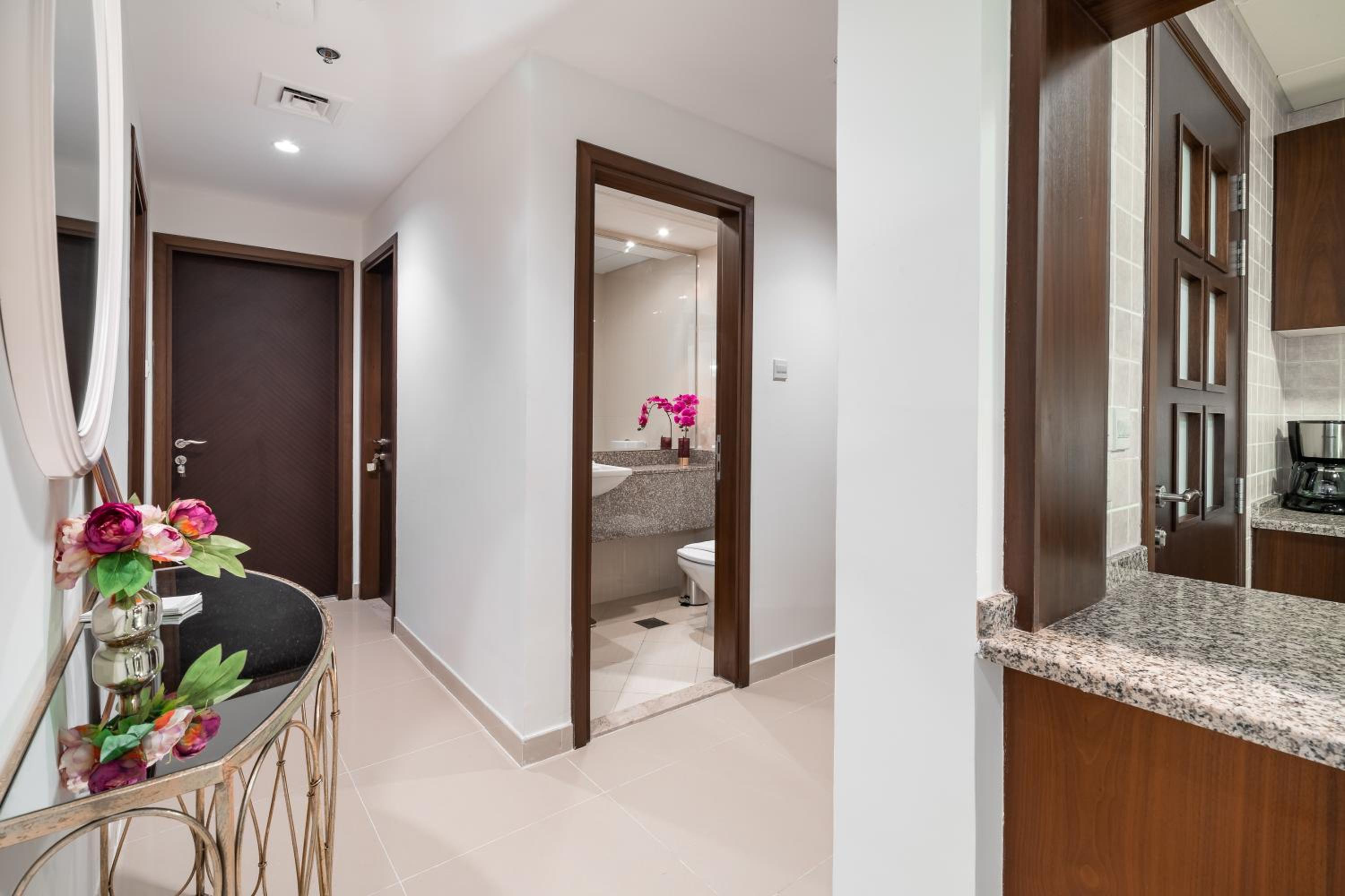 Premium Two-Bedroom Apartment with Kitchen and Balcony photo 2