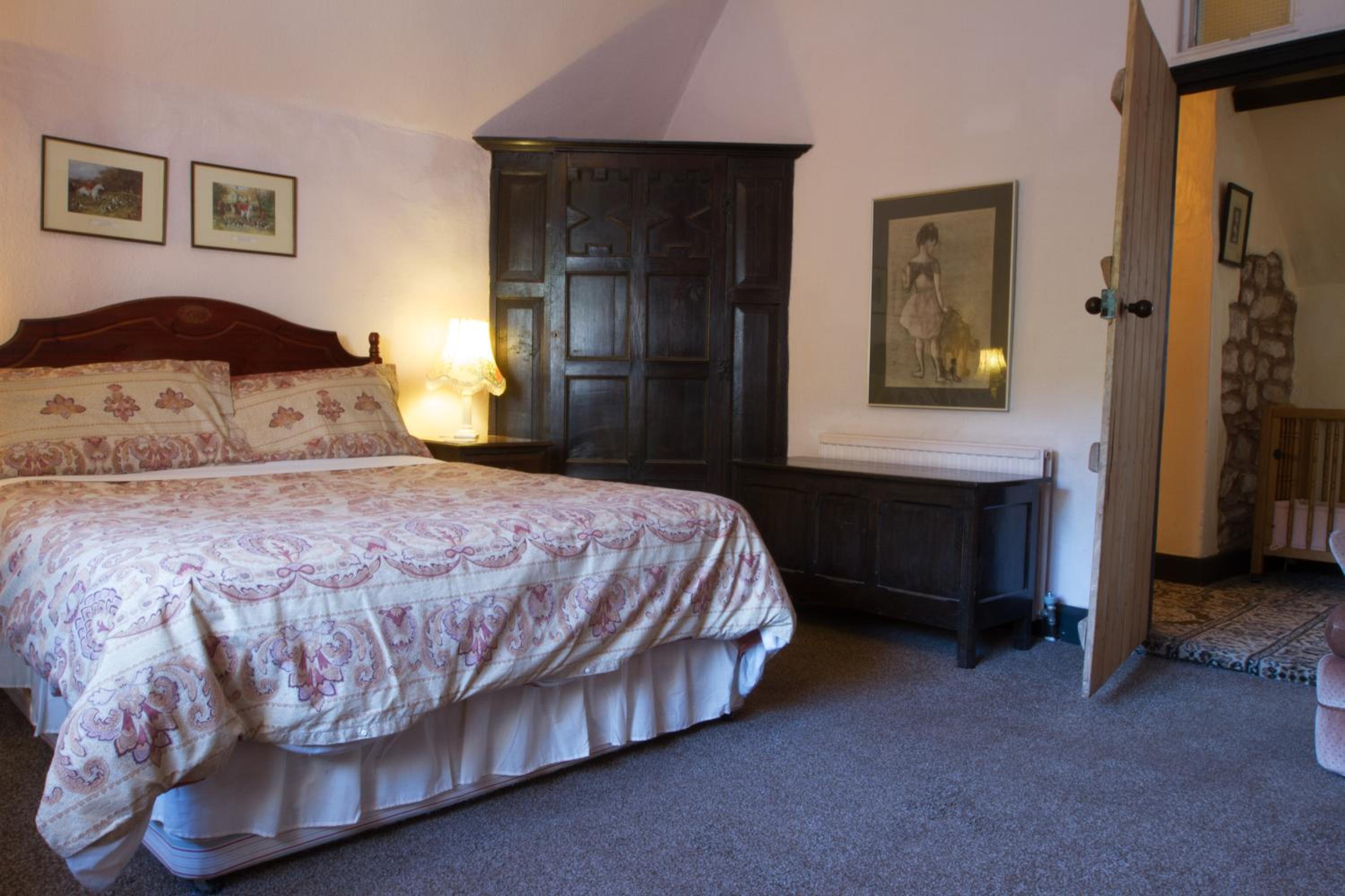 Seven-Bedroom House photo 2