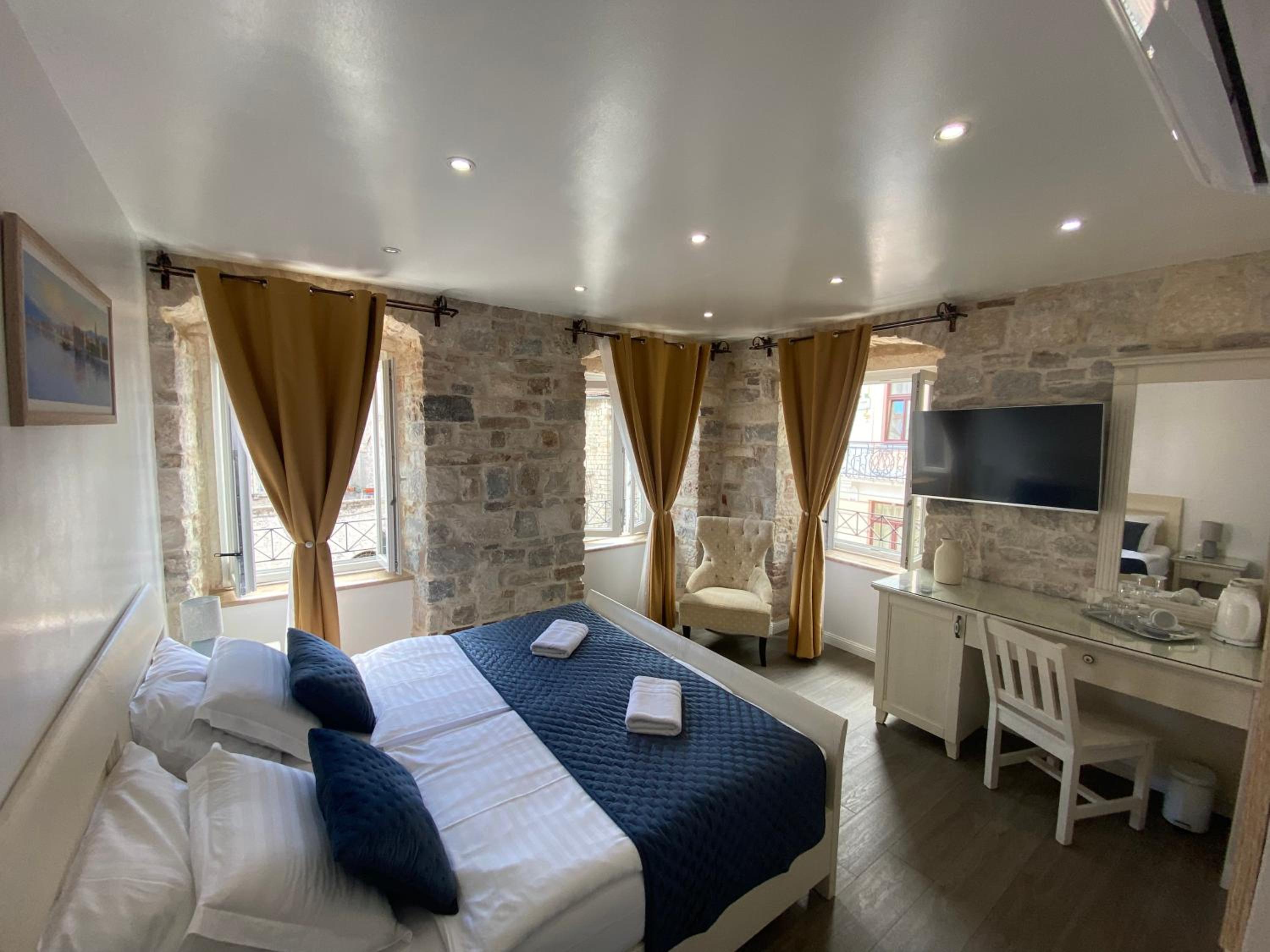 Deluxe Double or Twin Room with Old Town View - Narodni Trg 9 - Photo 5