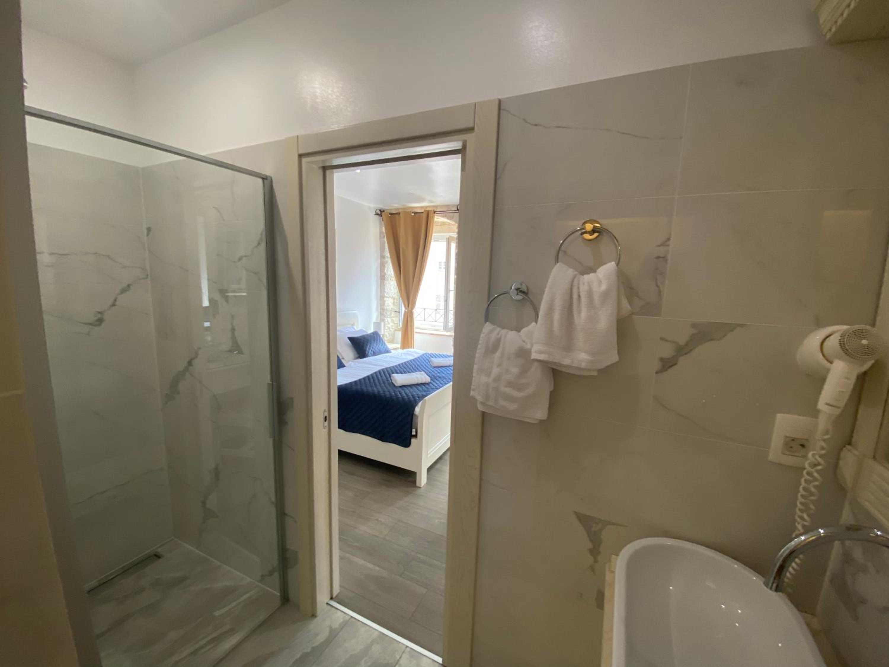 Deluxe Double or Twin Room with Old Town View - Narodni Trg 9 - Photo 2