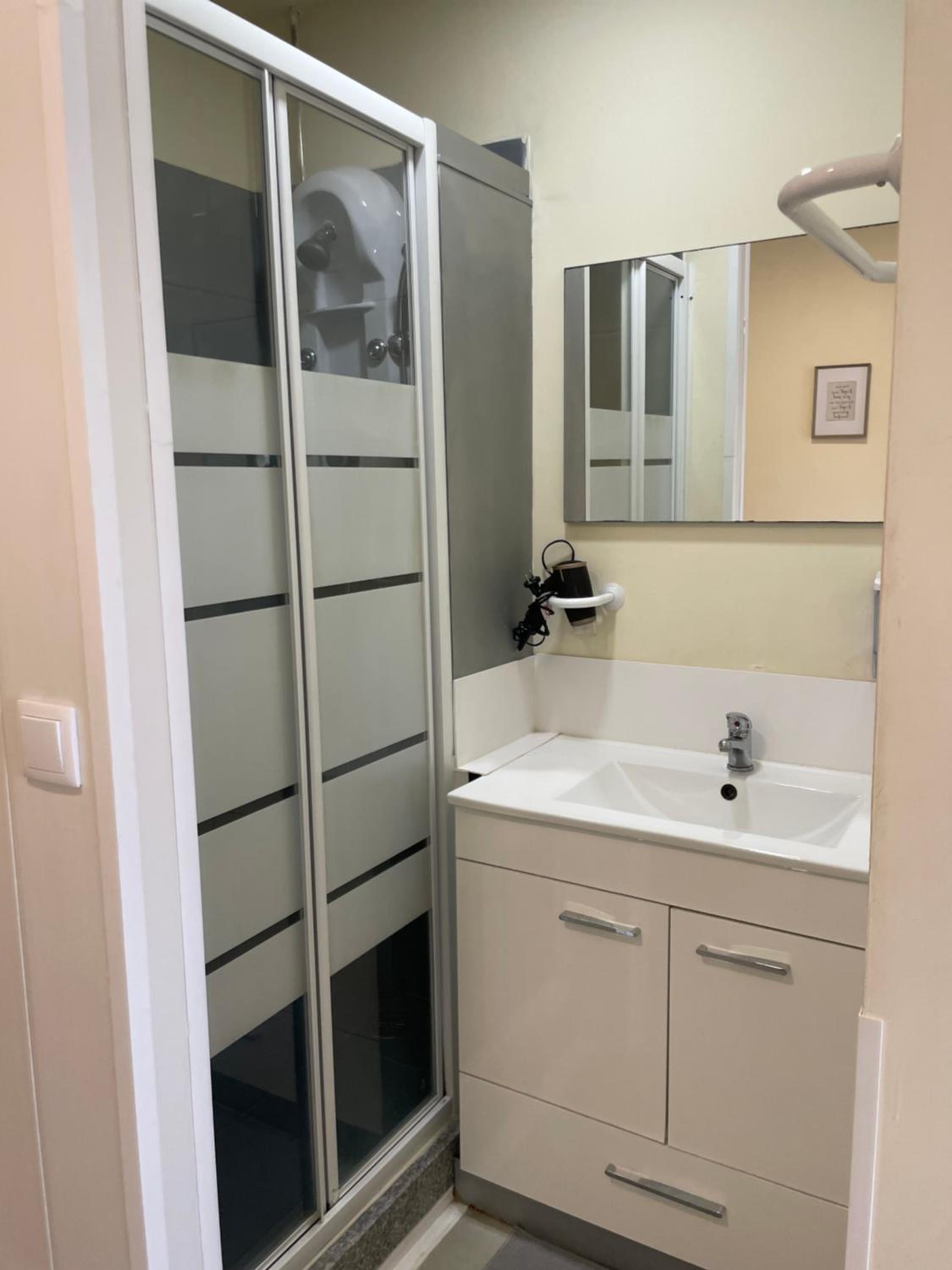 Deluxe Double Room with Shower - Photo 18