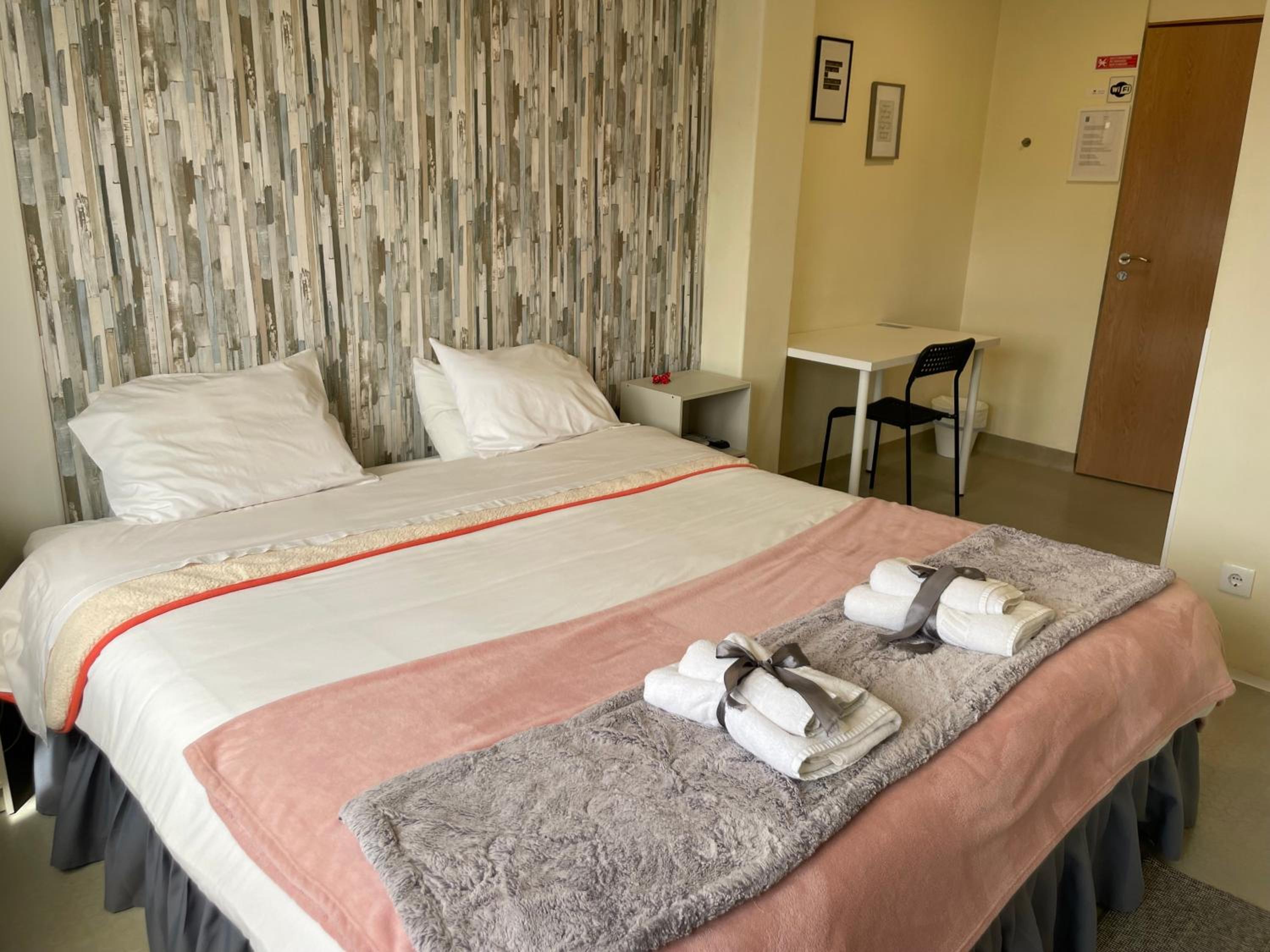 Deluxe Double Room with Shower - Photo 17
