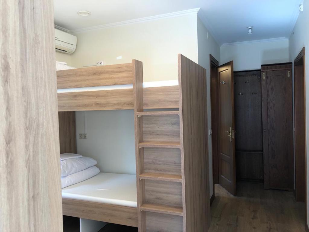 Bed in 8-Bed Mixed Dormitory Room photo 3