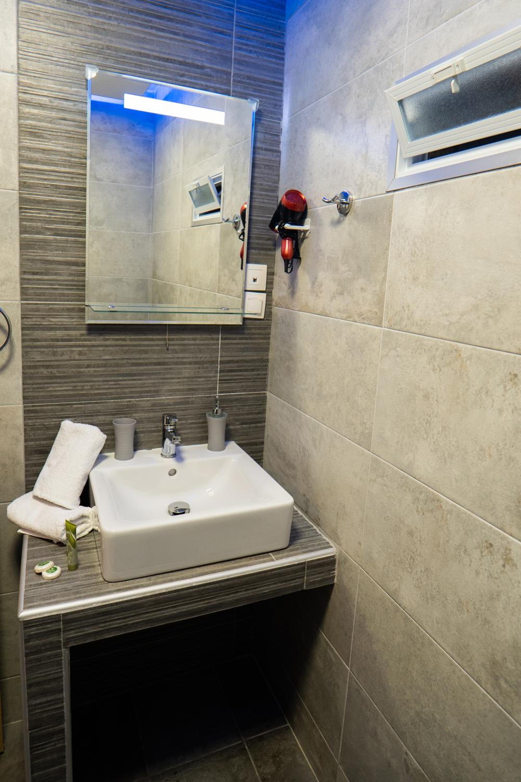Double Room with Balcony and Sea View - Photo 6