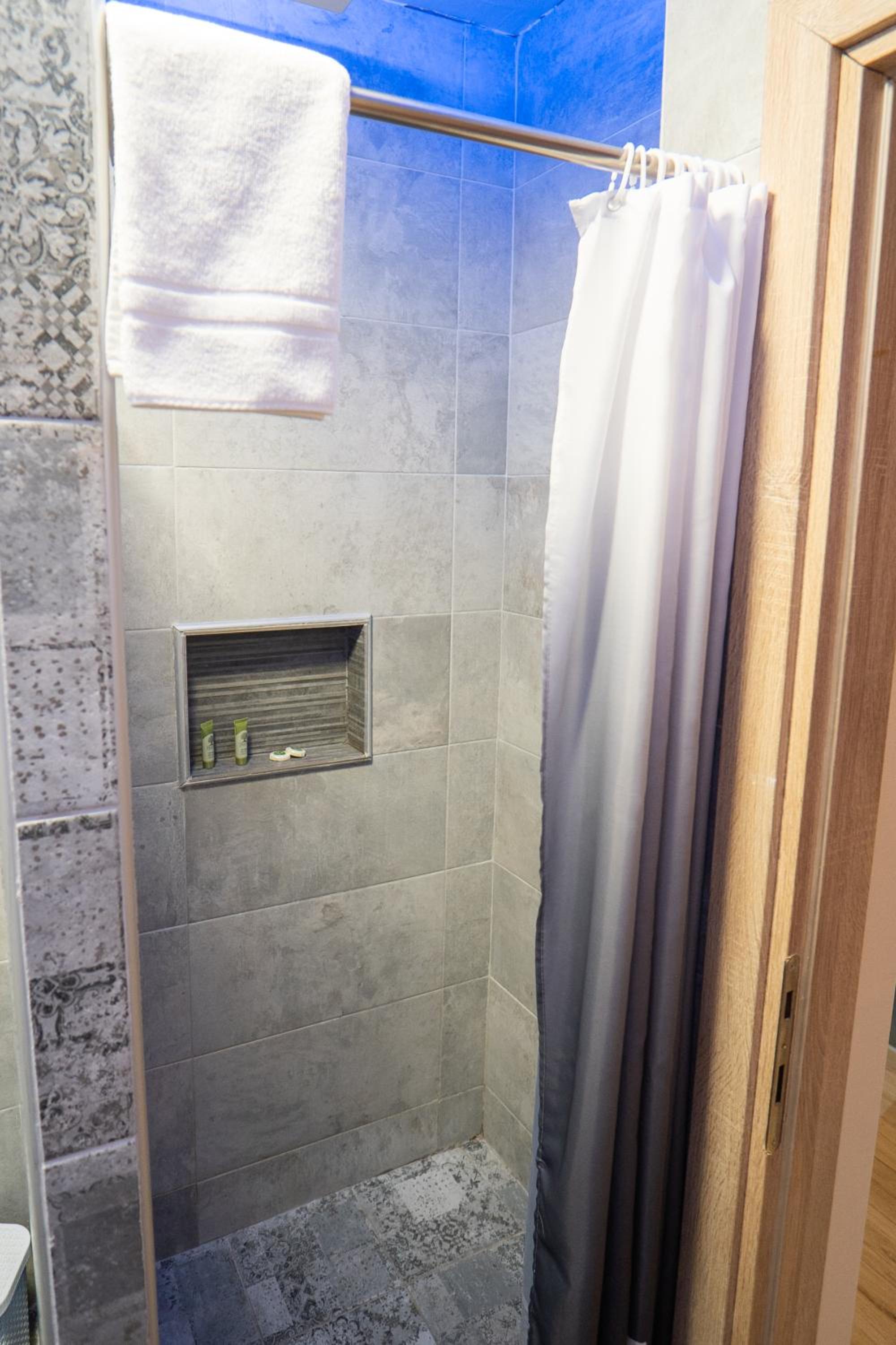 Double Room with Balcony and Sea View - Photo 3