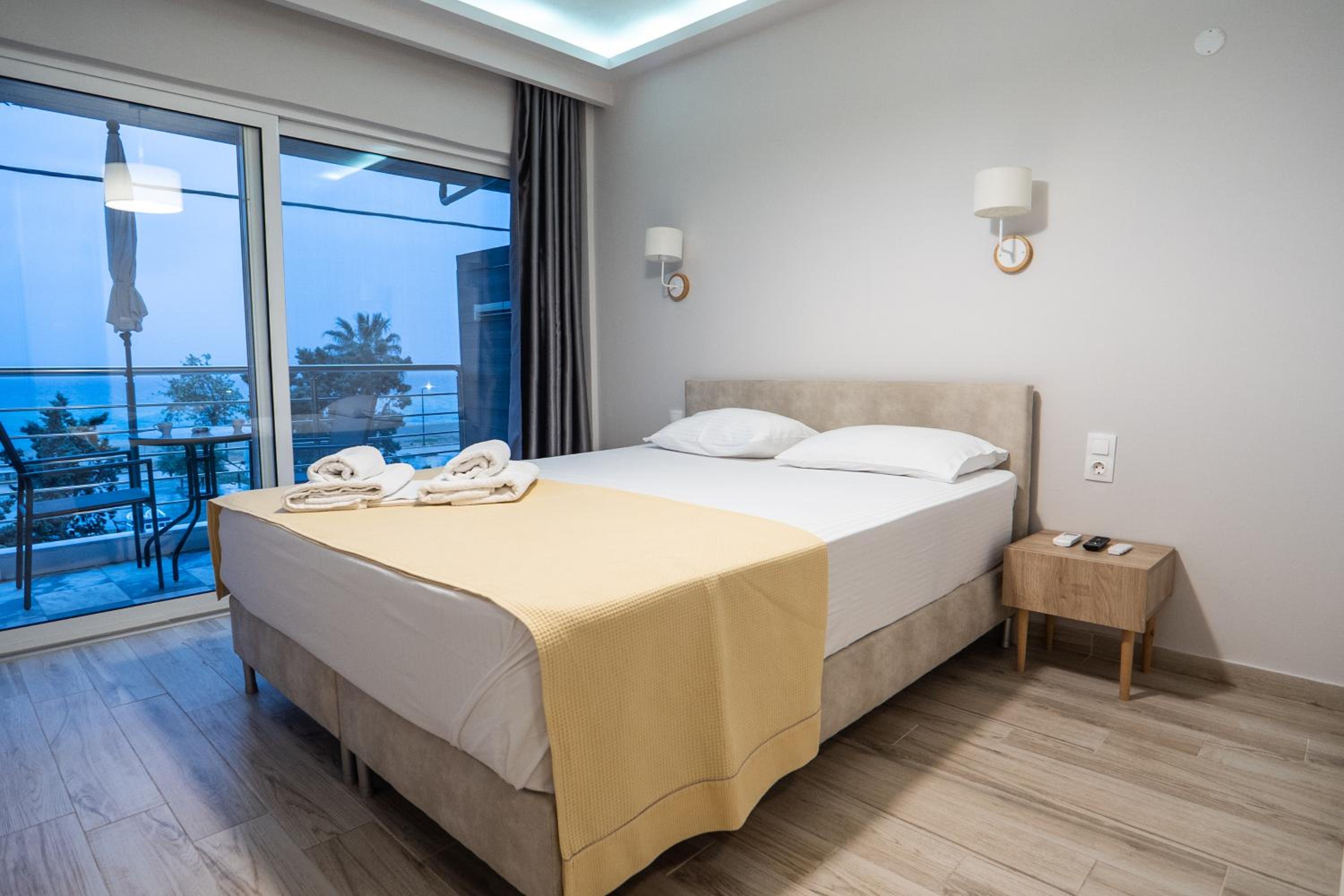 Double Room with Balcony and Sea View - Photo 5