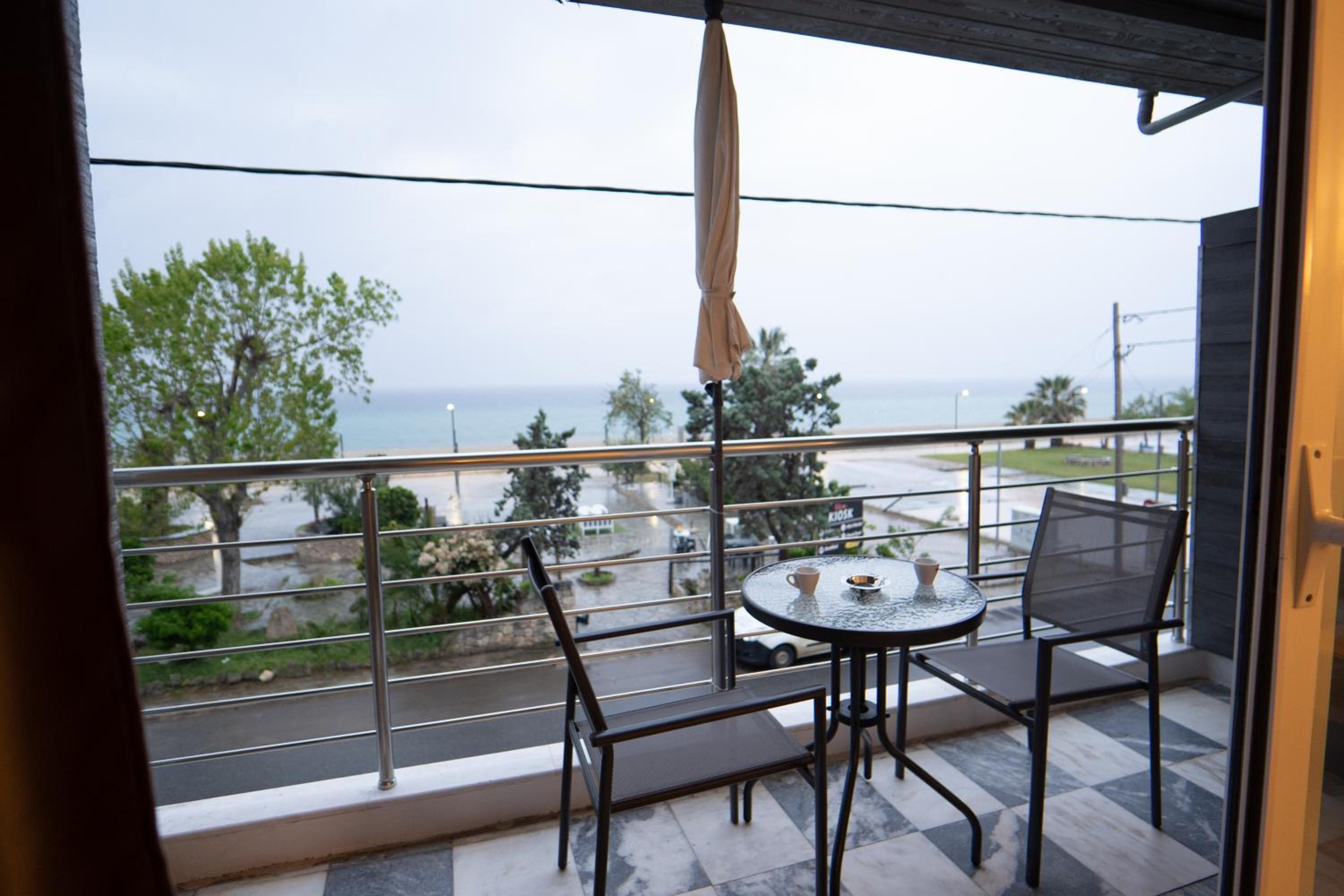 Double Room with Balcony and Sea View - Photo 7