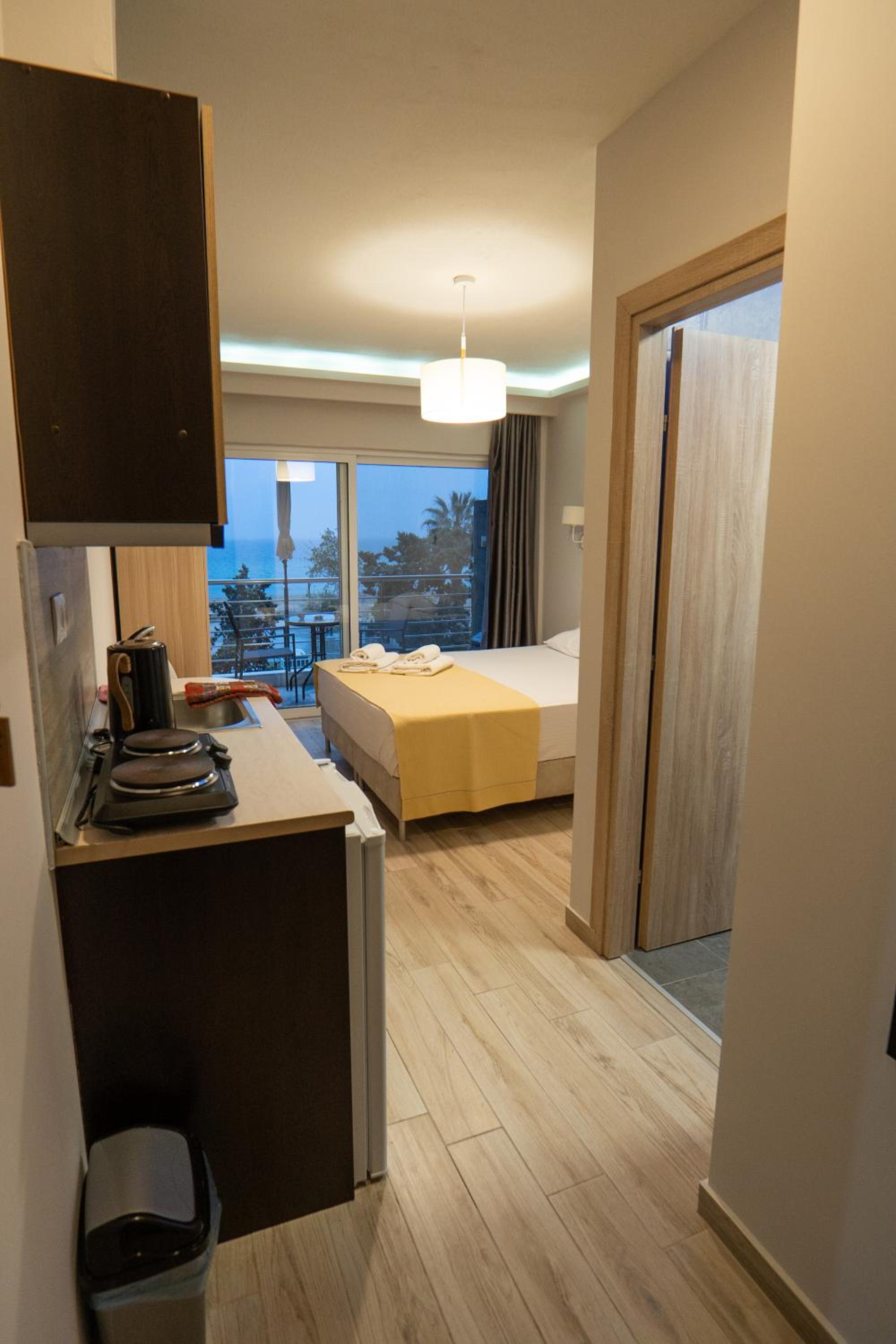 Double Room with Balcony and Sea View - Photo 1
