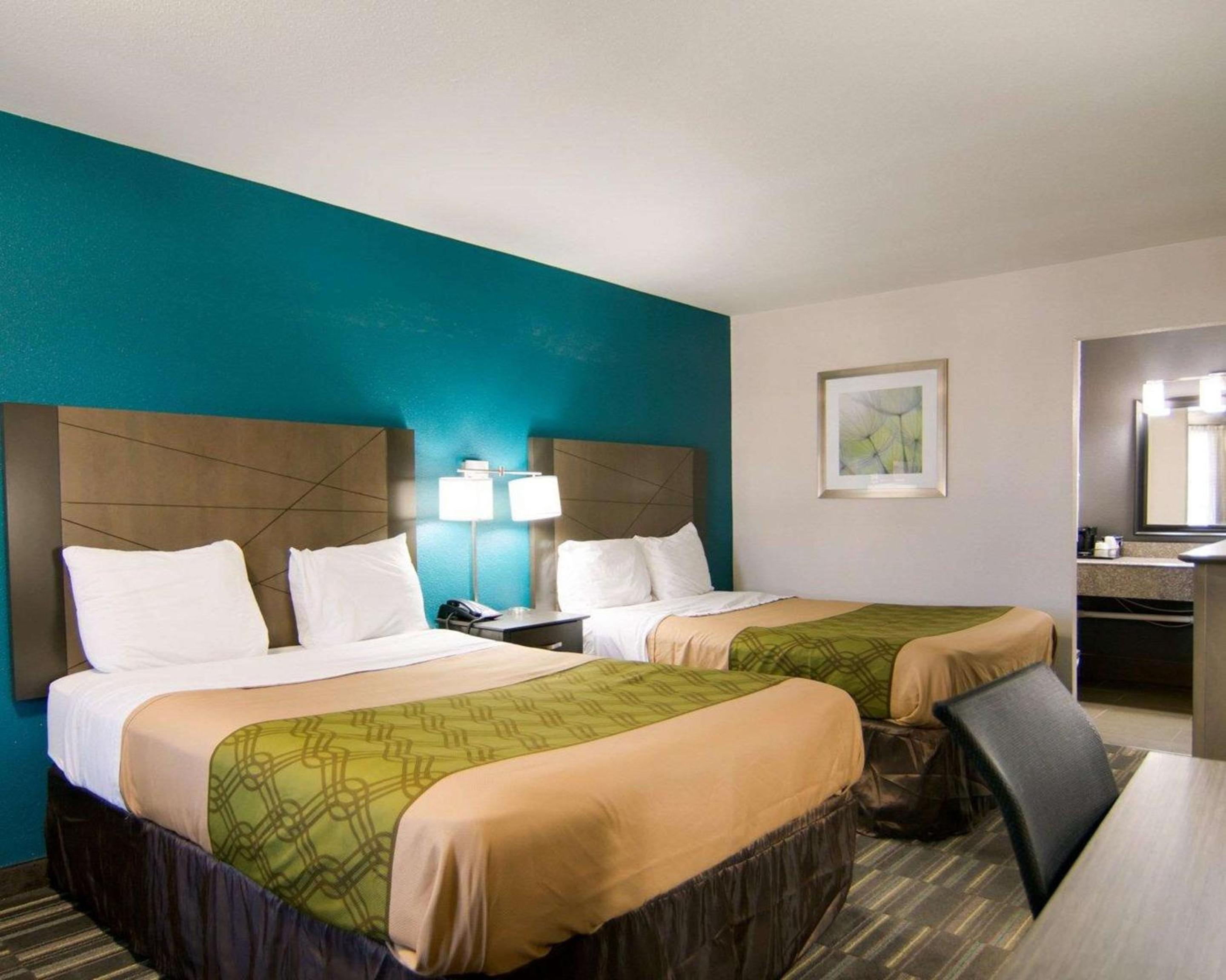 Queen Room with Two Queen Beds - Non-Smoking photo 2