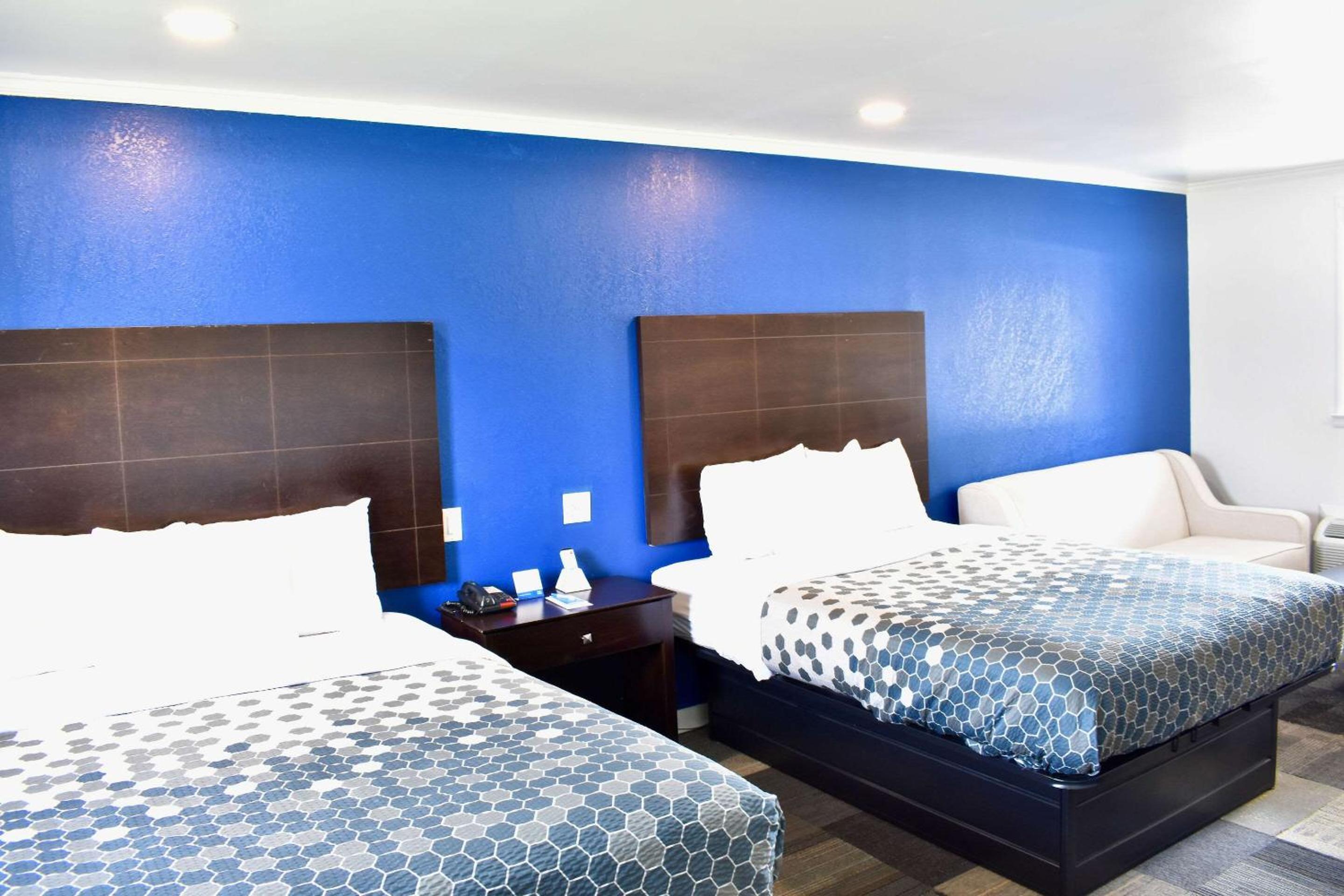 Queen Room with Two Queen Beds and Sofa Bed - Non-Smoking - Photo 20