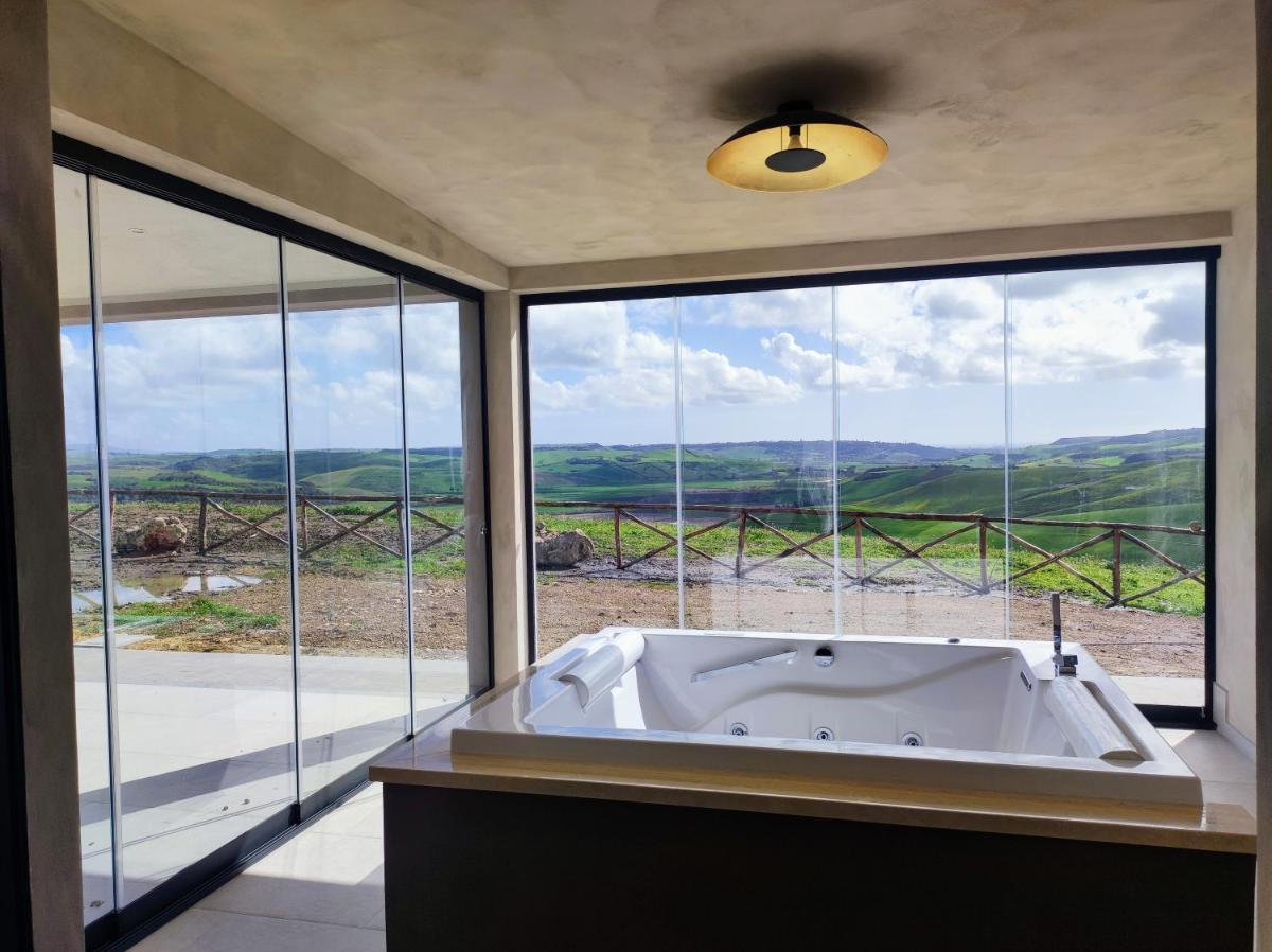 Queen Suite with Spa Bath photo 2