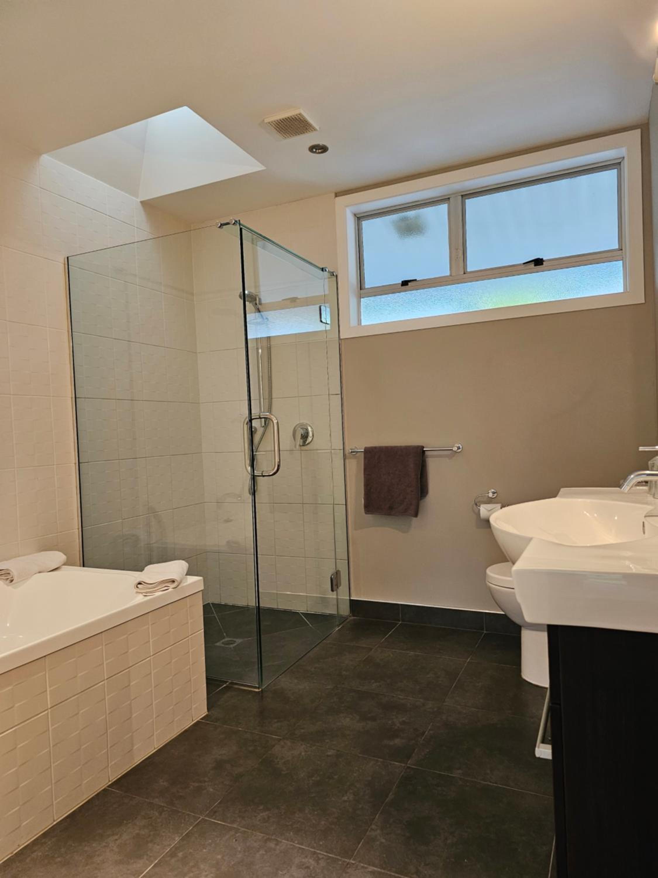 Deluxe Suite with Spa Bath - Photo 8