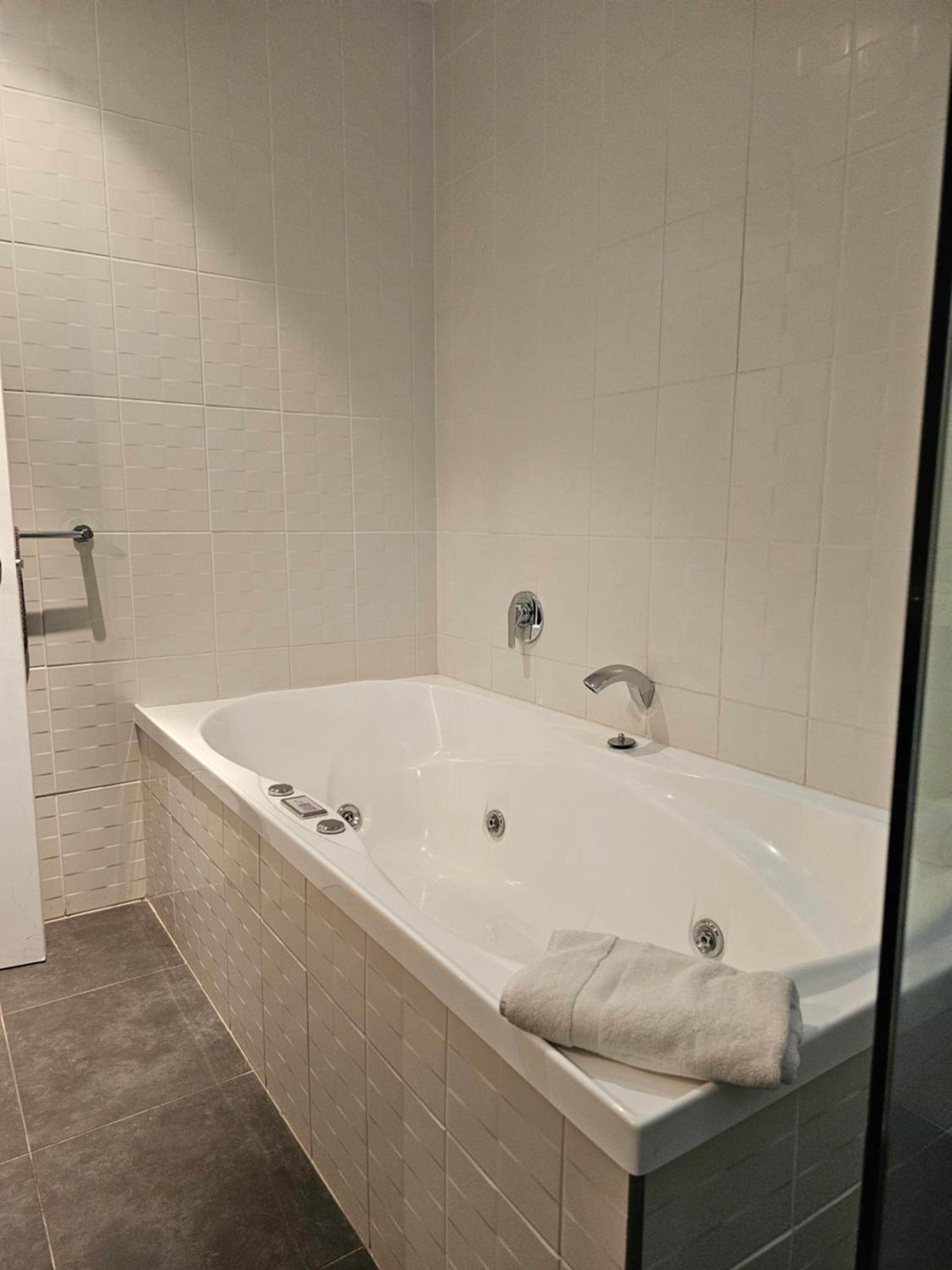Deluxe Suite with Spa Bath - Photo 9