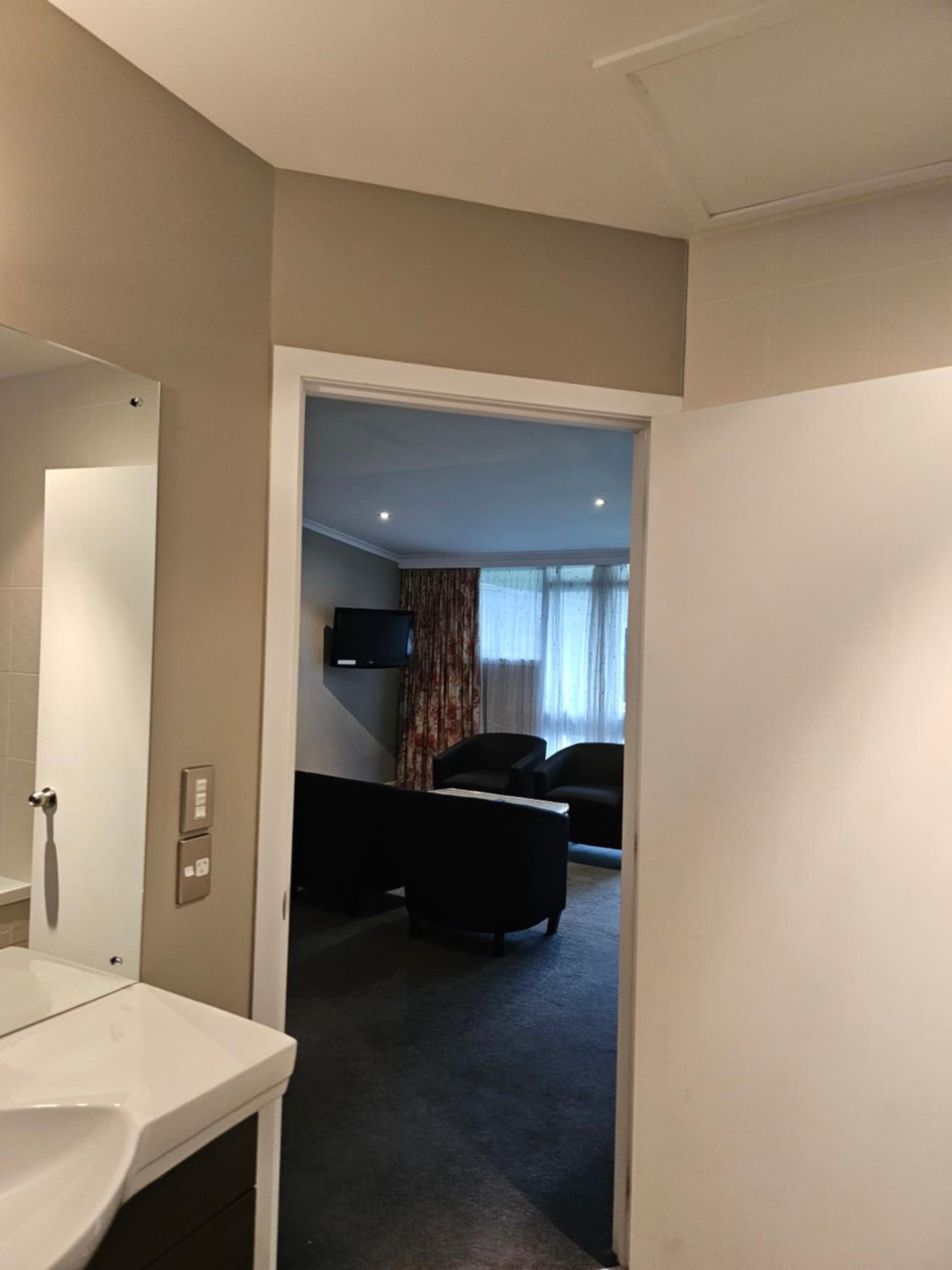 Deluxe Suite with Spa Bath - Photo 7
