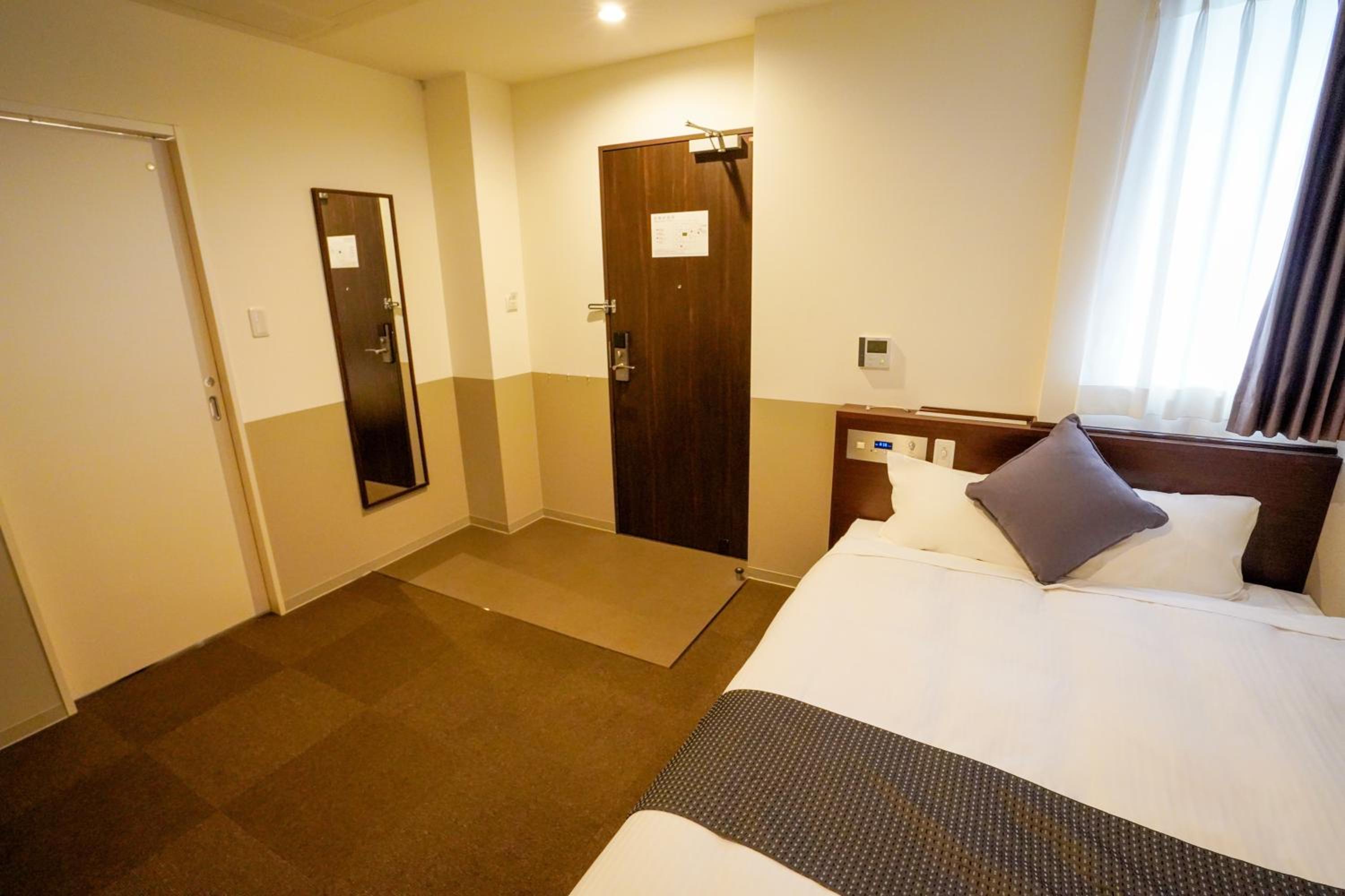 Double Room - Smoking (E-Cigarettes Only) - Photo 8