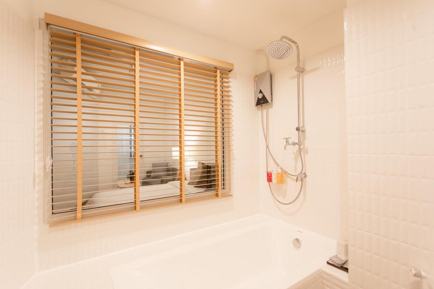 Superior King Room with Bathtub and Private Bathroom photo 2