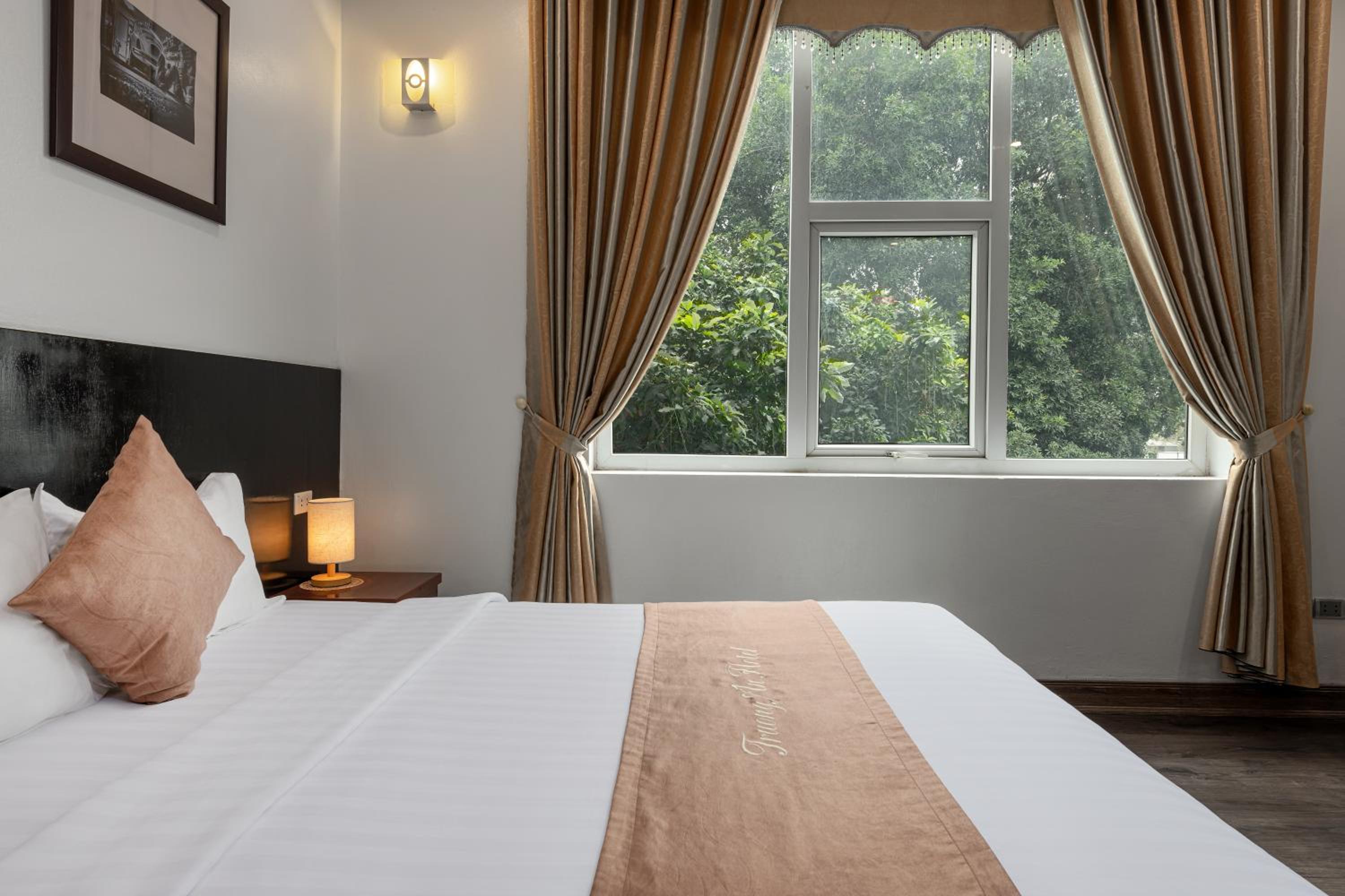 Deluxe King Room photo 2