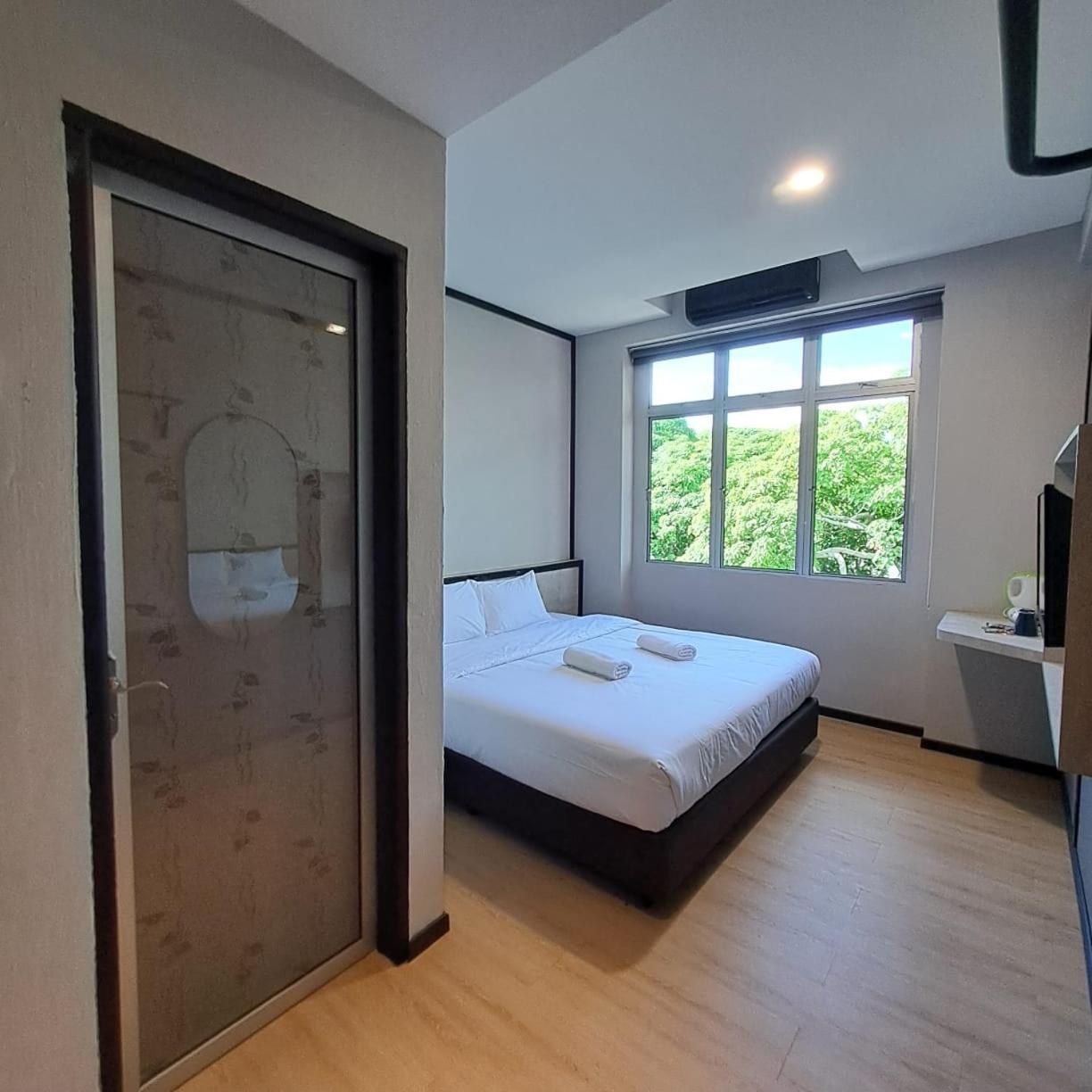Deluxe King Room - Photo 3