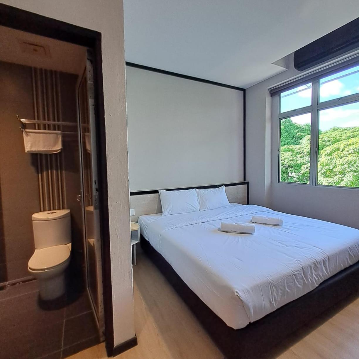 Deluxe King Room - Photo 4