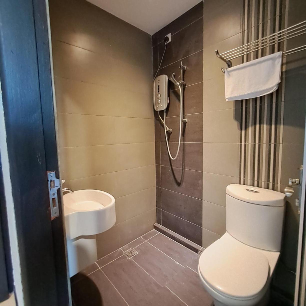 Deluxe King Room - Photo 6
