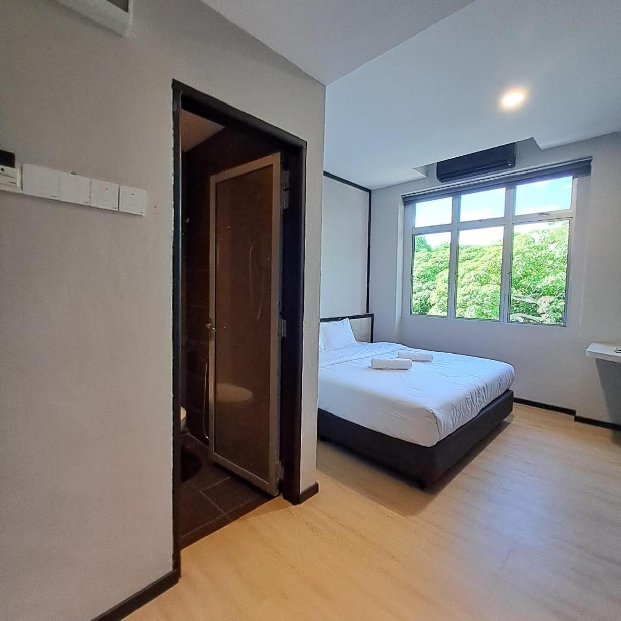 Deluxe King Room - Photo 7