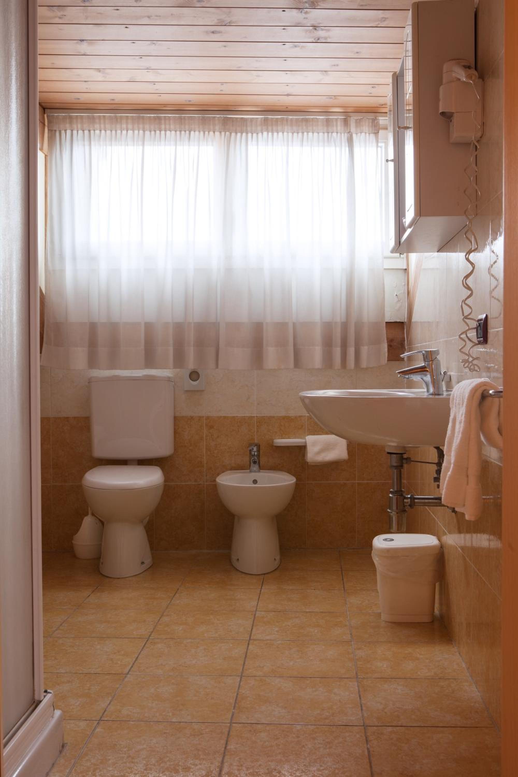 Twin Room - Photo 2