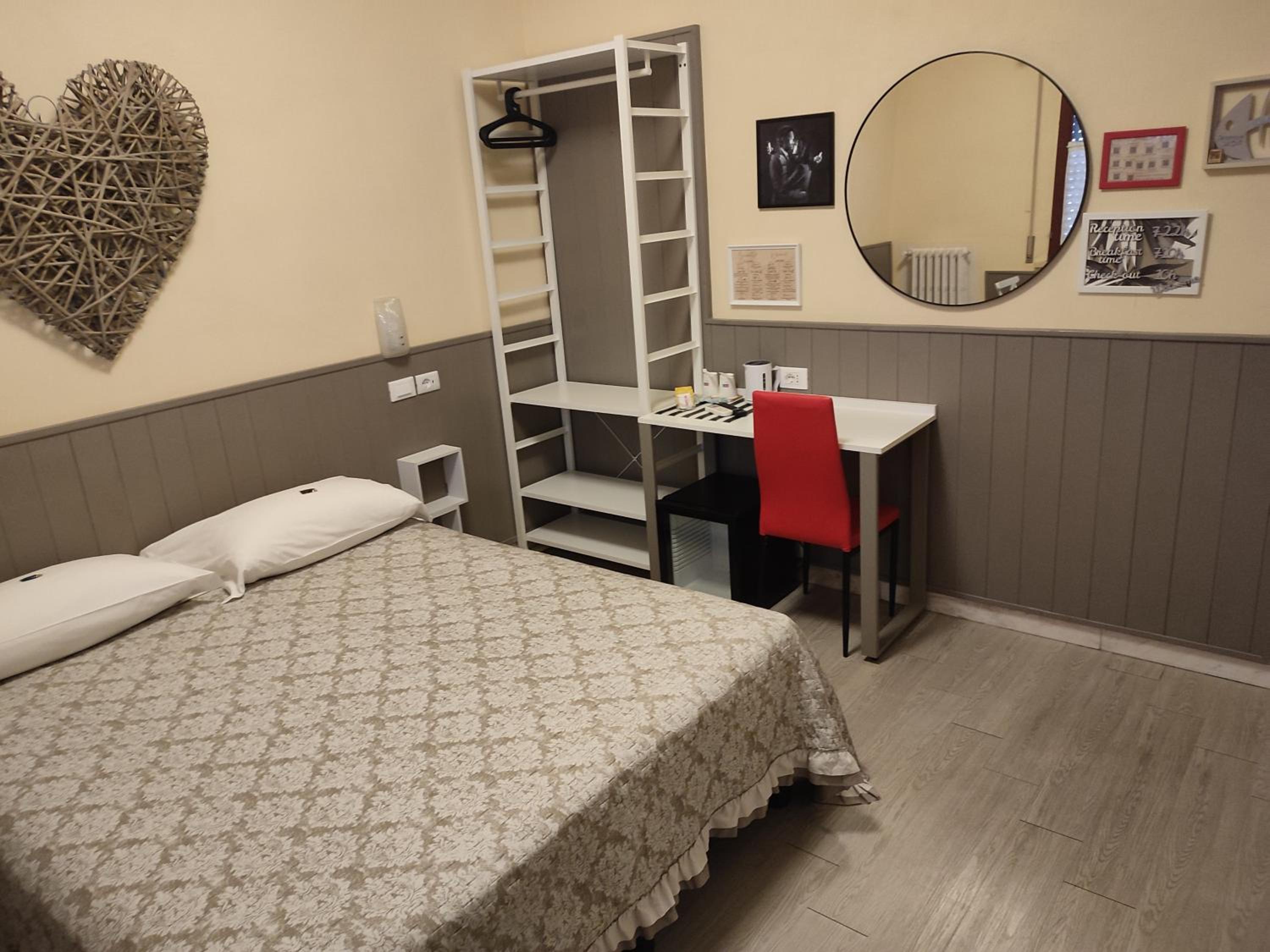 Standard Double Room - Photo 3
