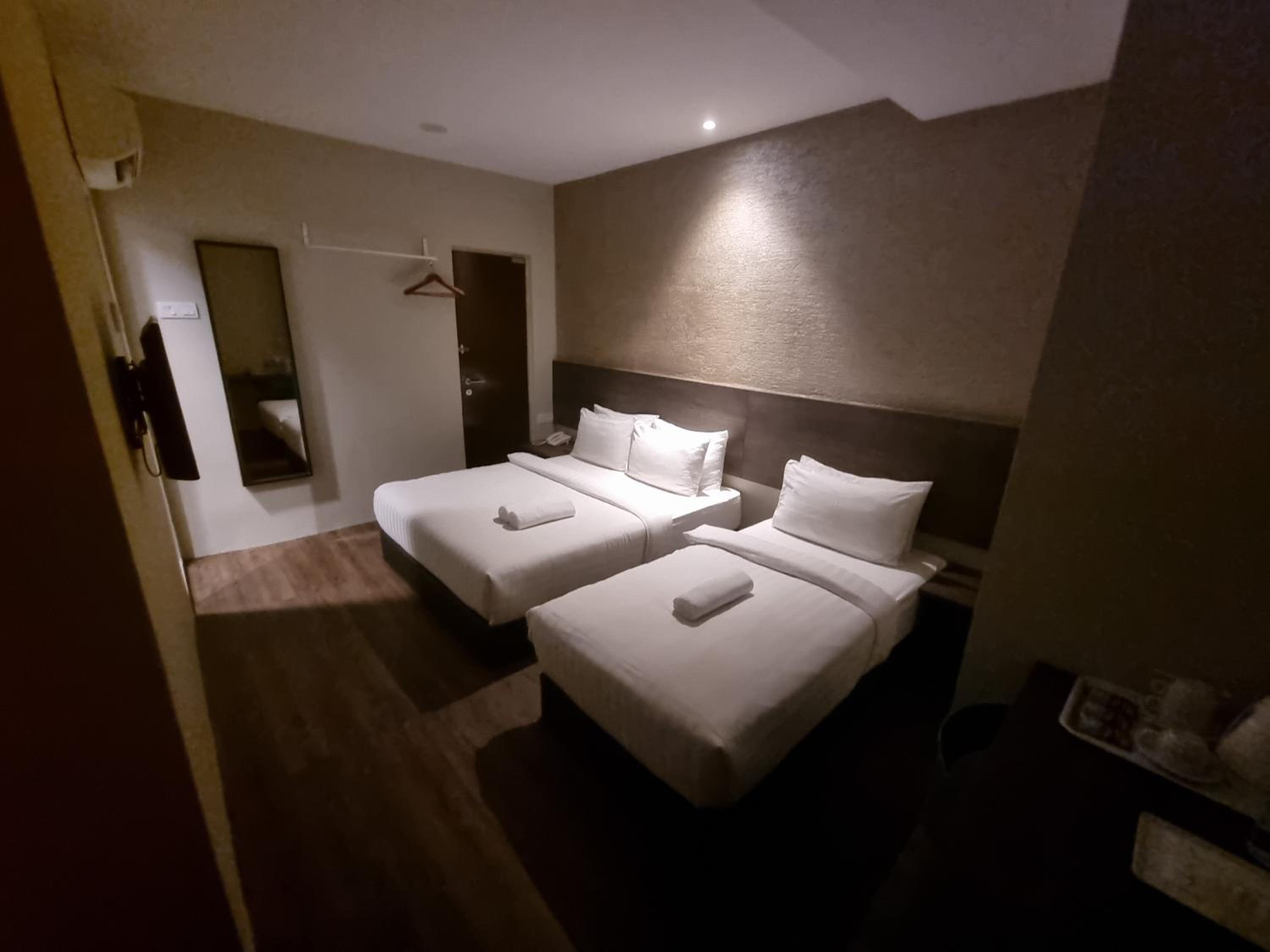 Family Queen Single Room No Window