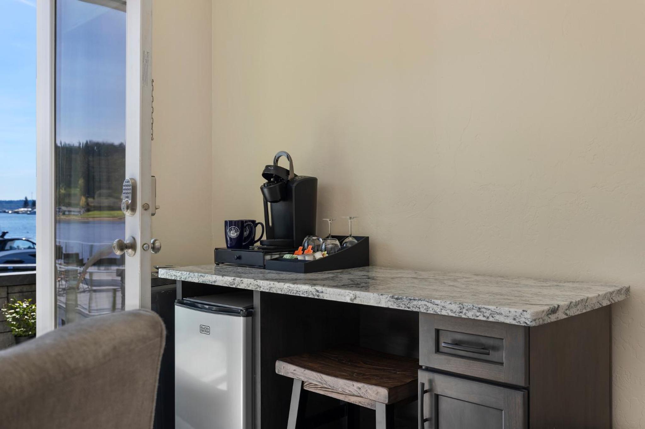 Superior King Room with Sea View - Photo 6