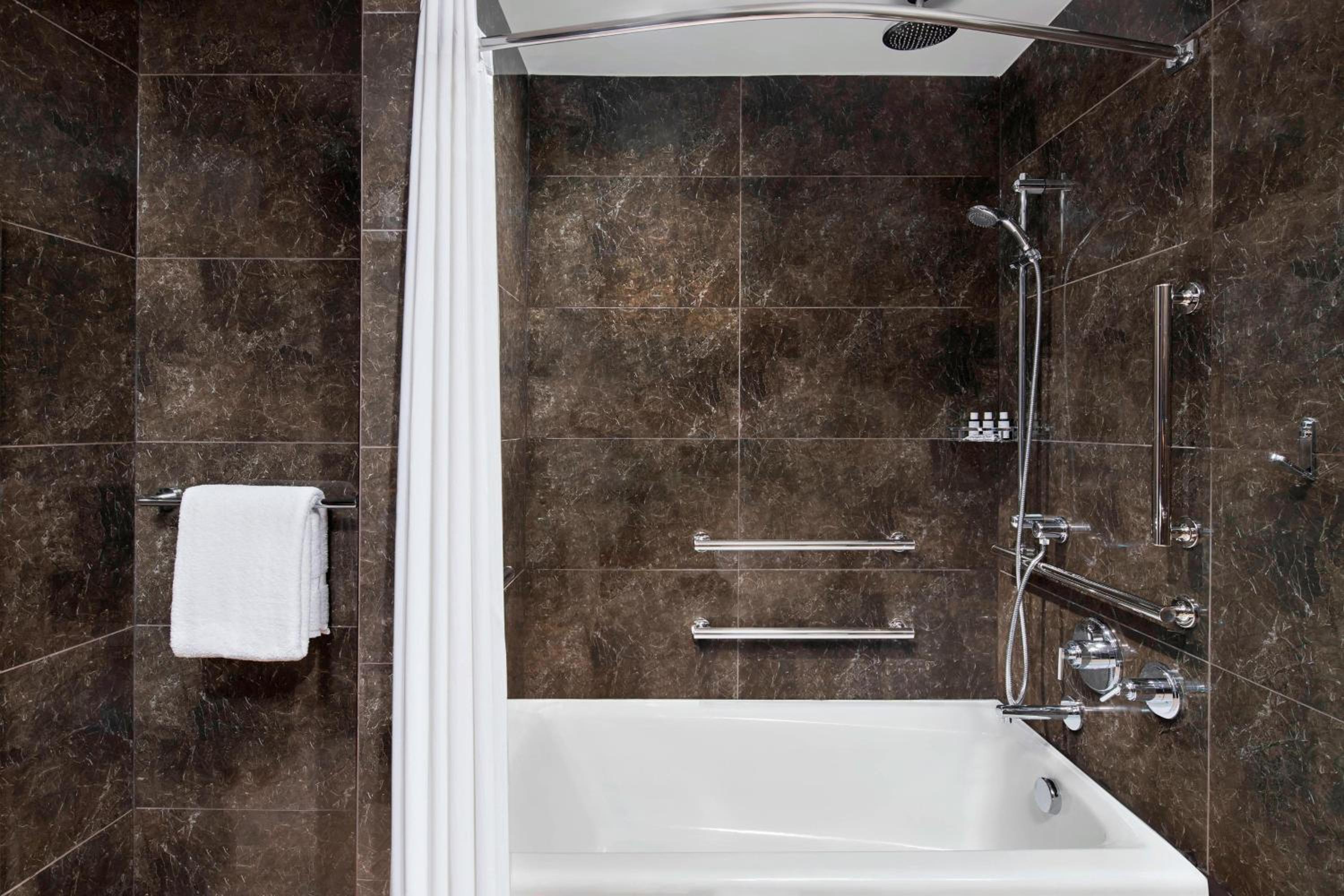 King Room with River View and Adapted Tub - Mobility Accessible