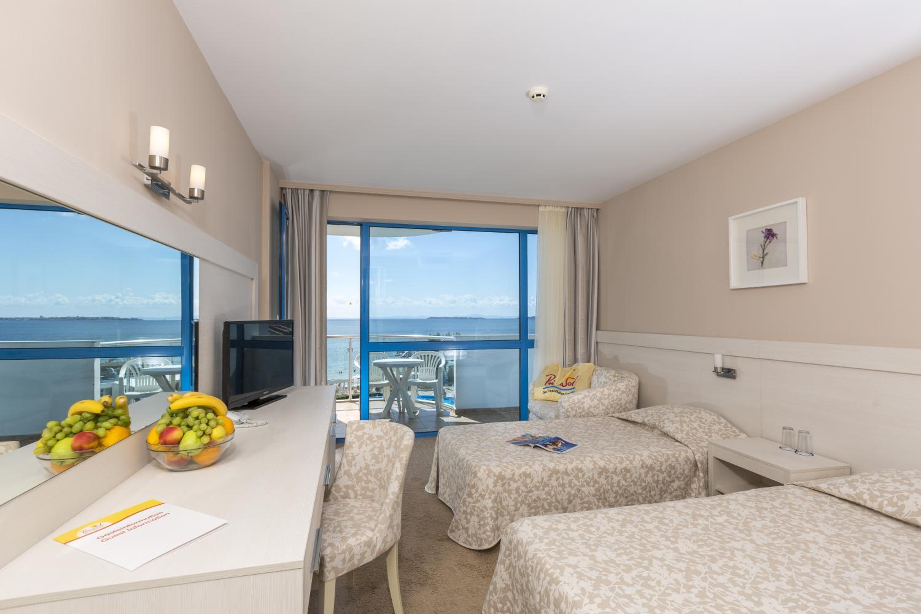 Double or Twin Room with Balcony and Sea View (2 Adults + 1 Child) - Photo 1