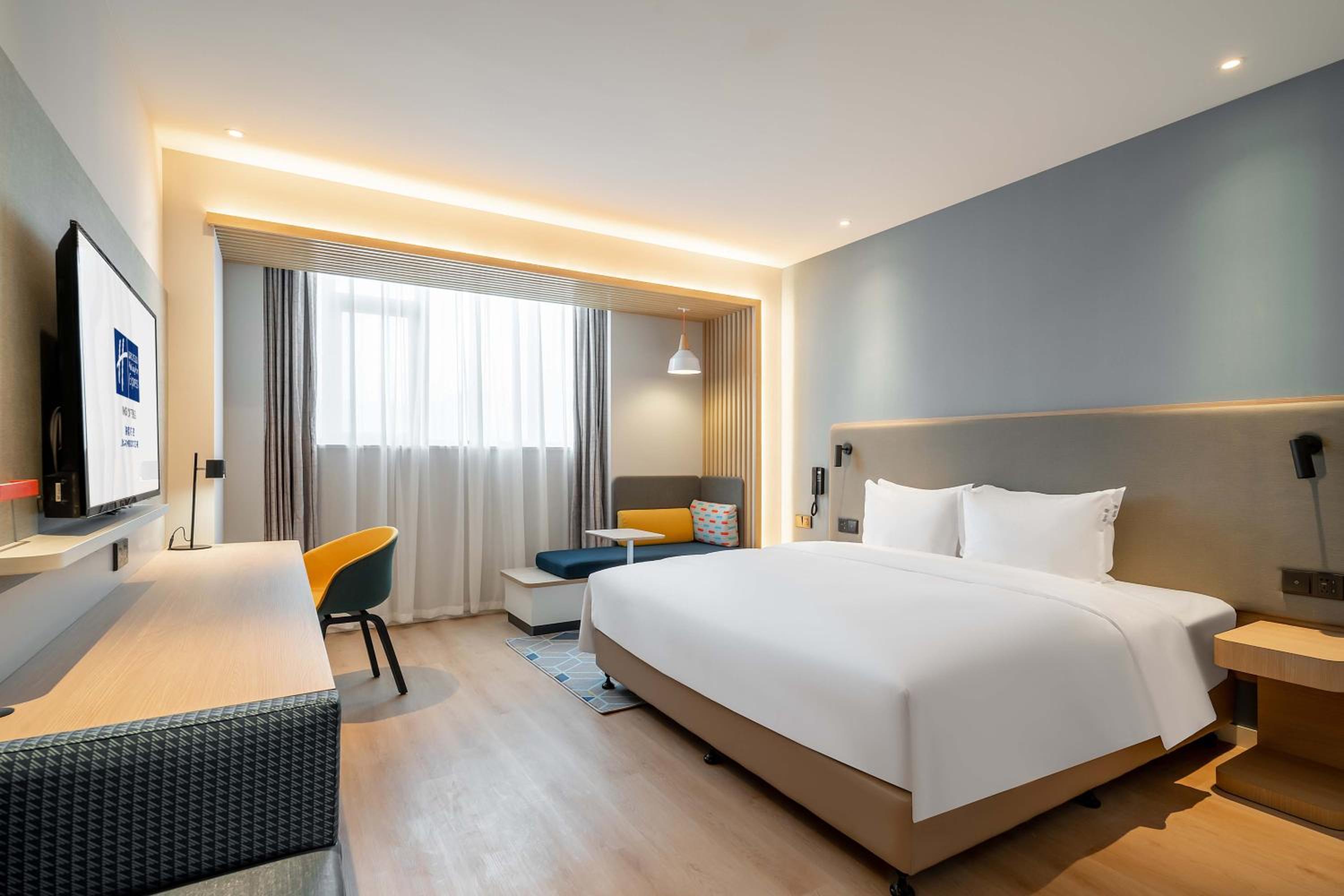 Standard King Room with Extra Floor Space - Photo 4