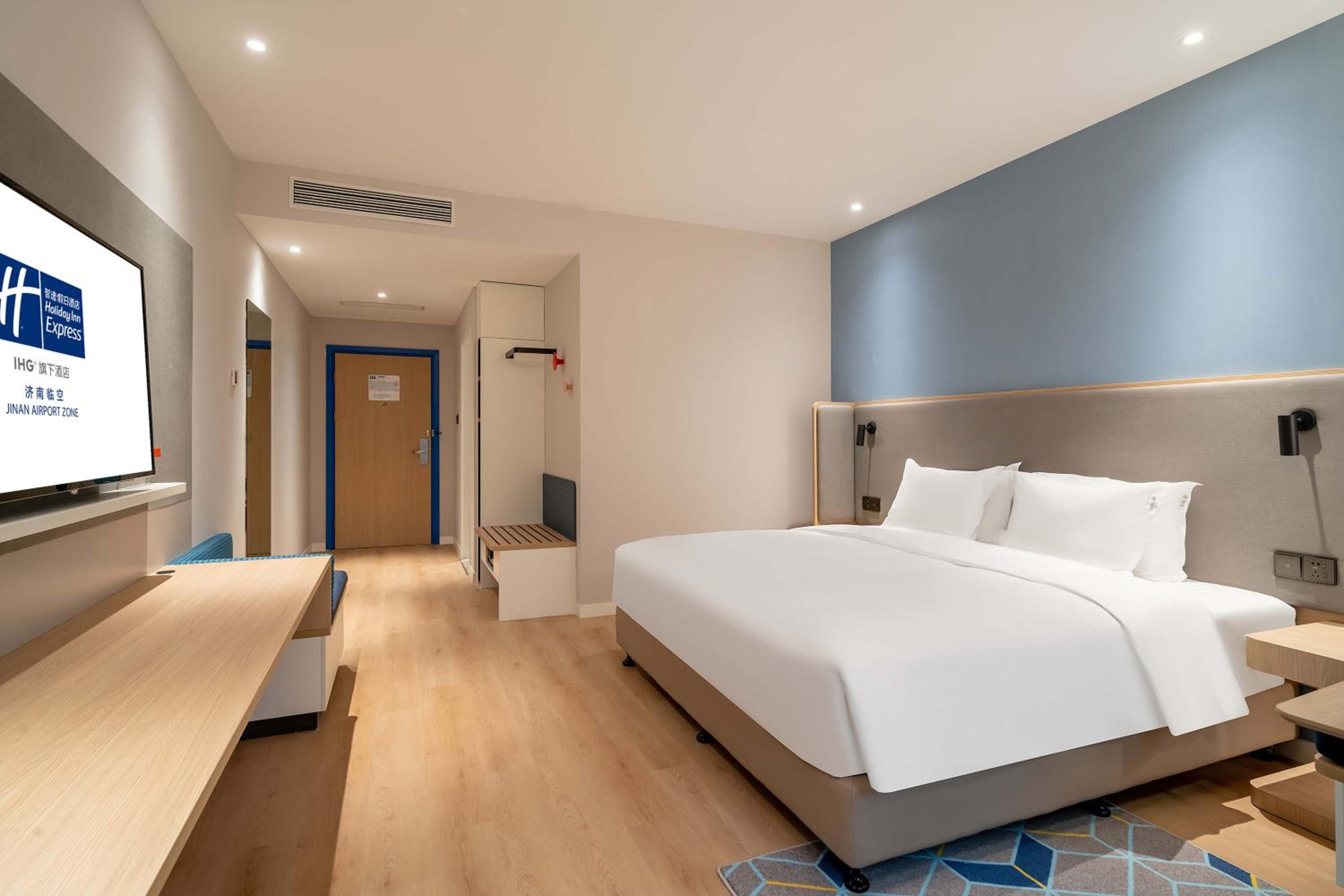 Standard King Room with Atrium View - Photo 1