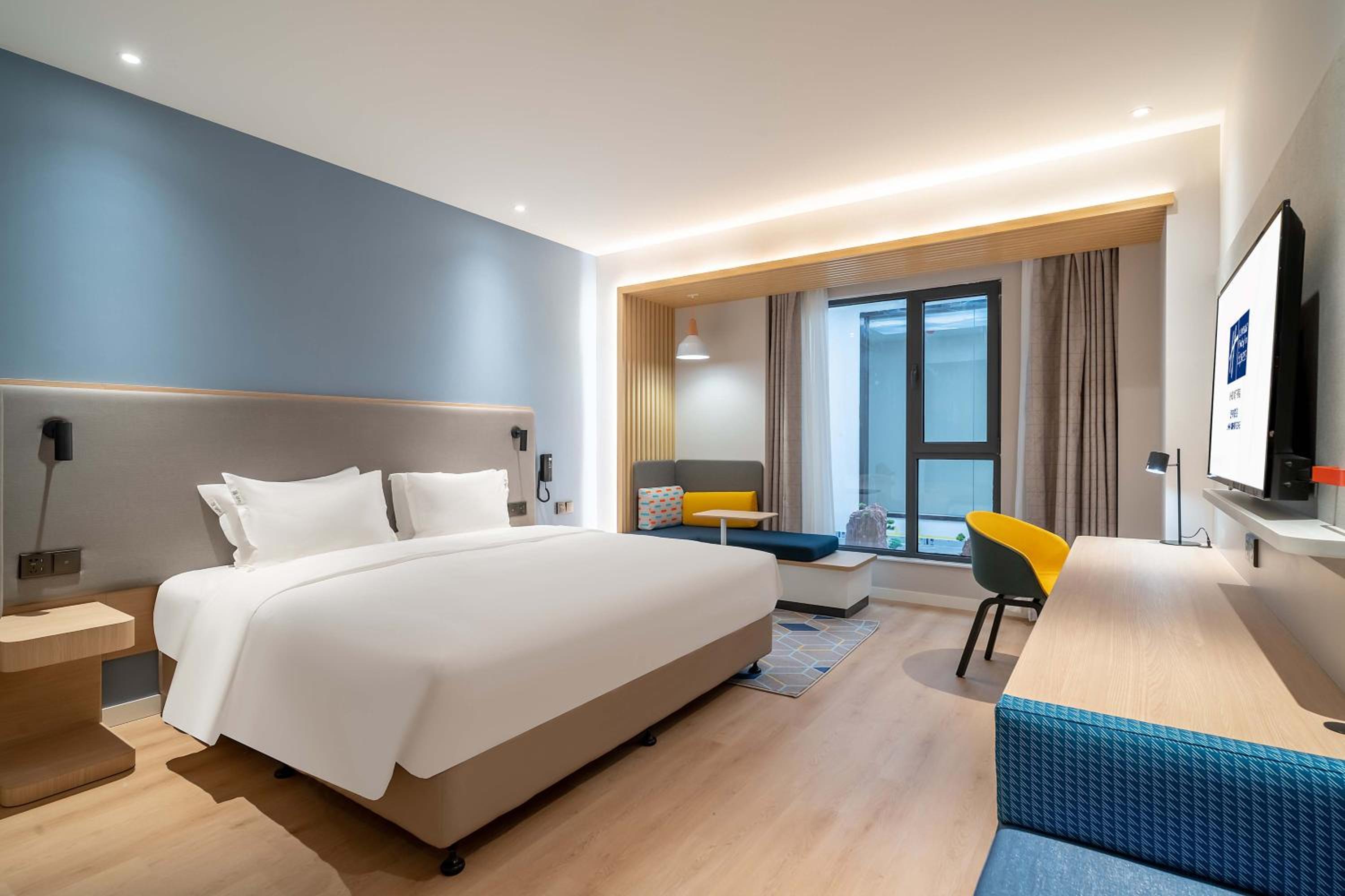 Standard King Room with Atrium View - Photo 2