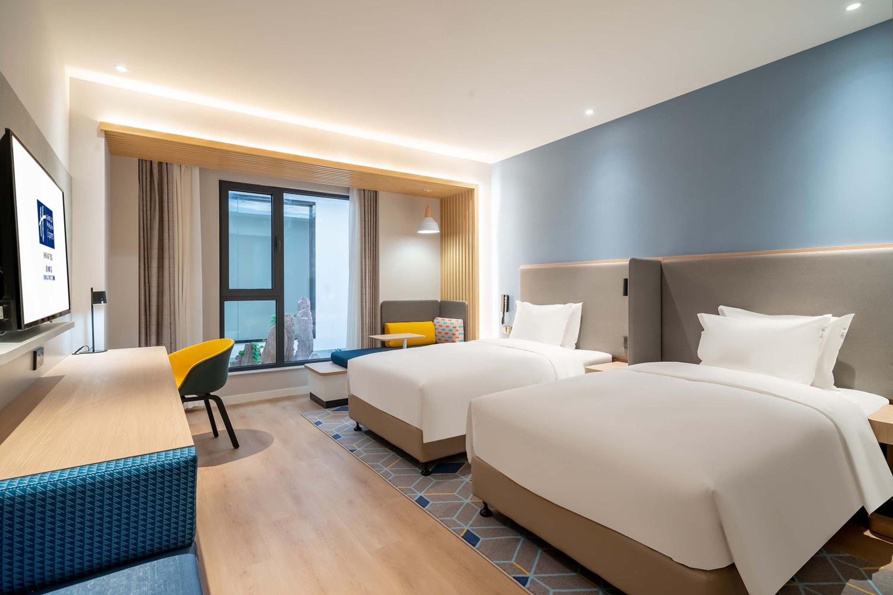 Twin Room with Atrium View - Photo 1