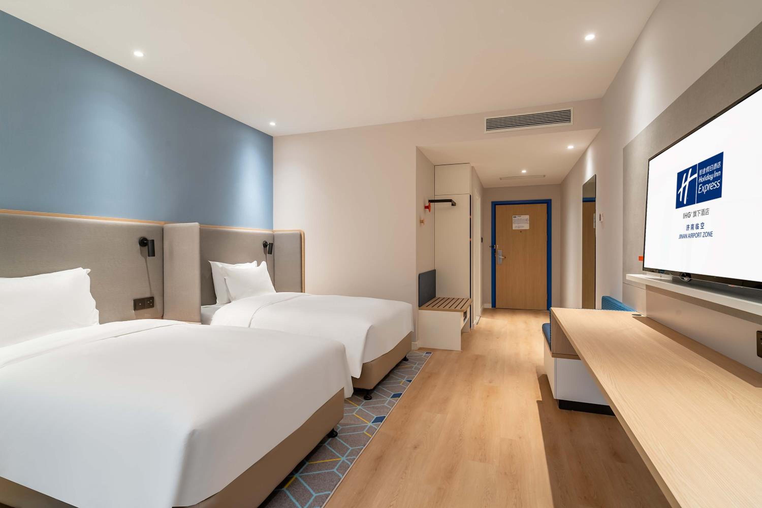 Twin Room with Atrium View - Photo 4