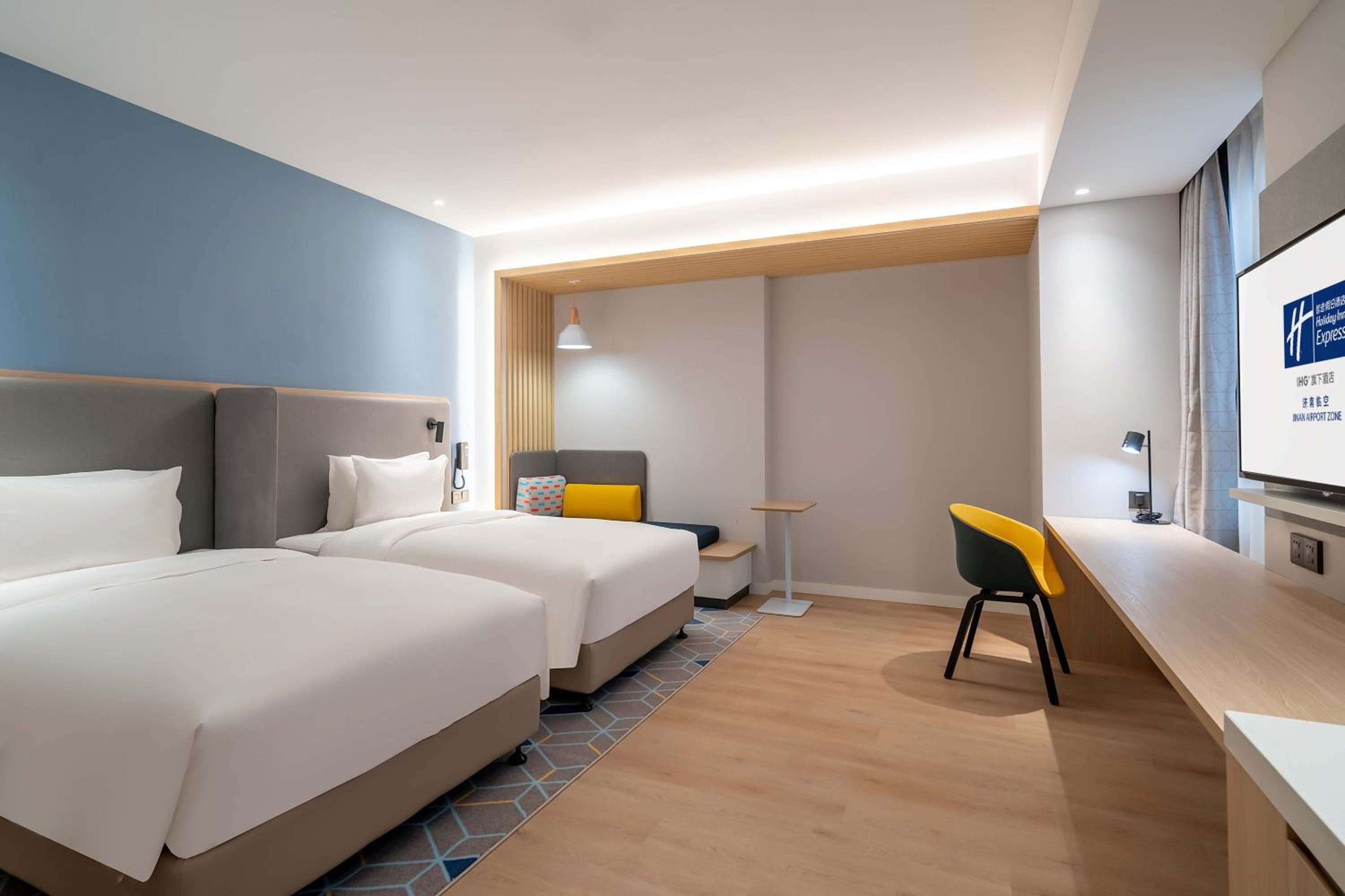 Standard King Room with Atrium View and Extra Floor Space - Photo 1