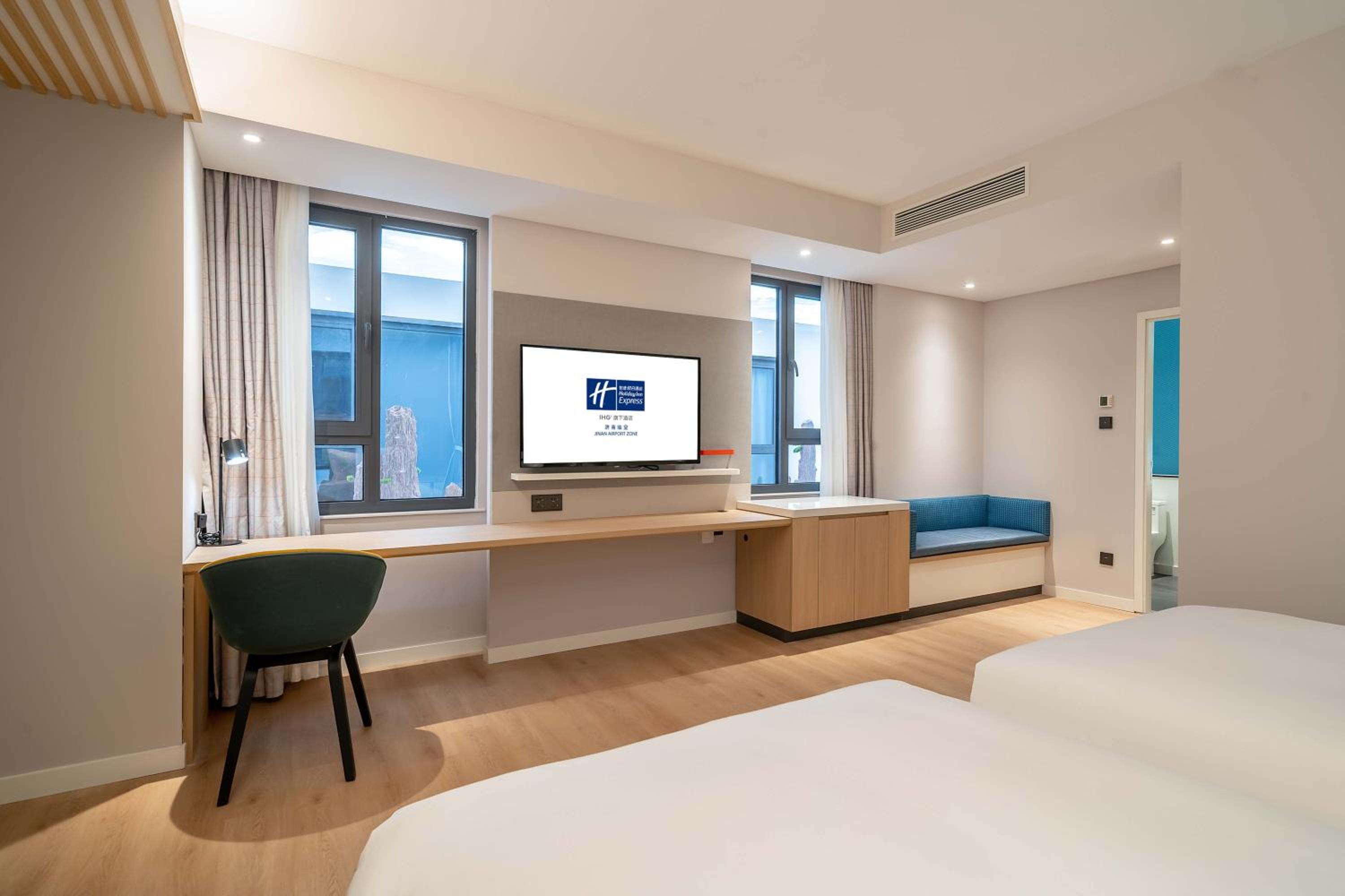 Standard King Room with Atrium View and Extra Floor Space - Photo 1