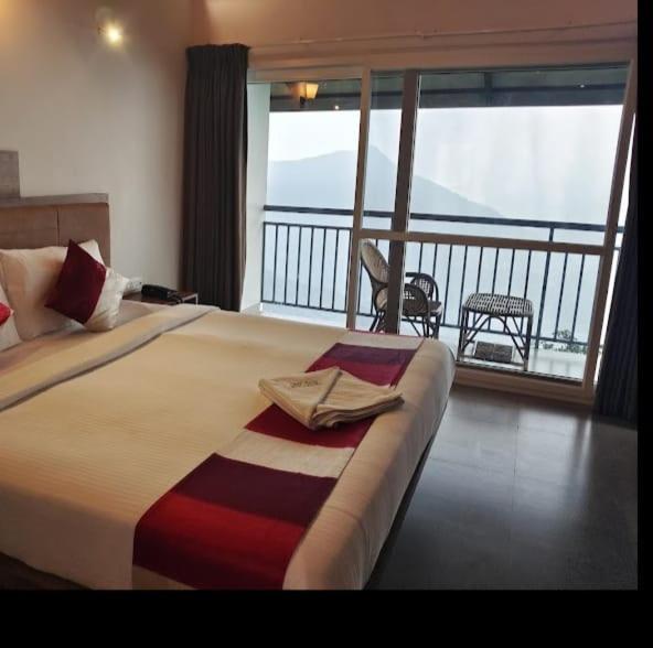Deluxe Double Room with Balcony photo 2