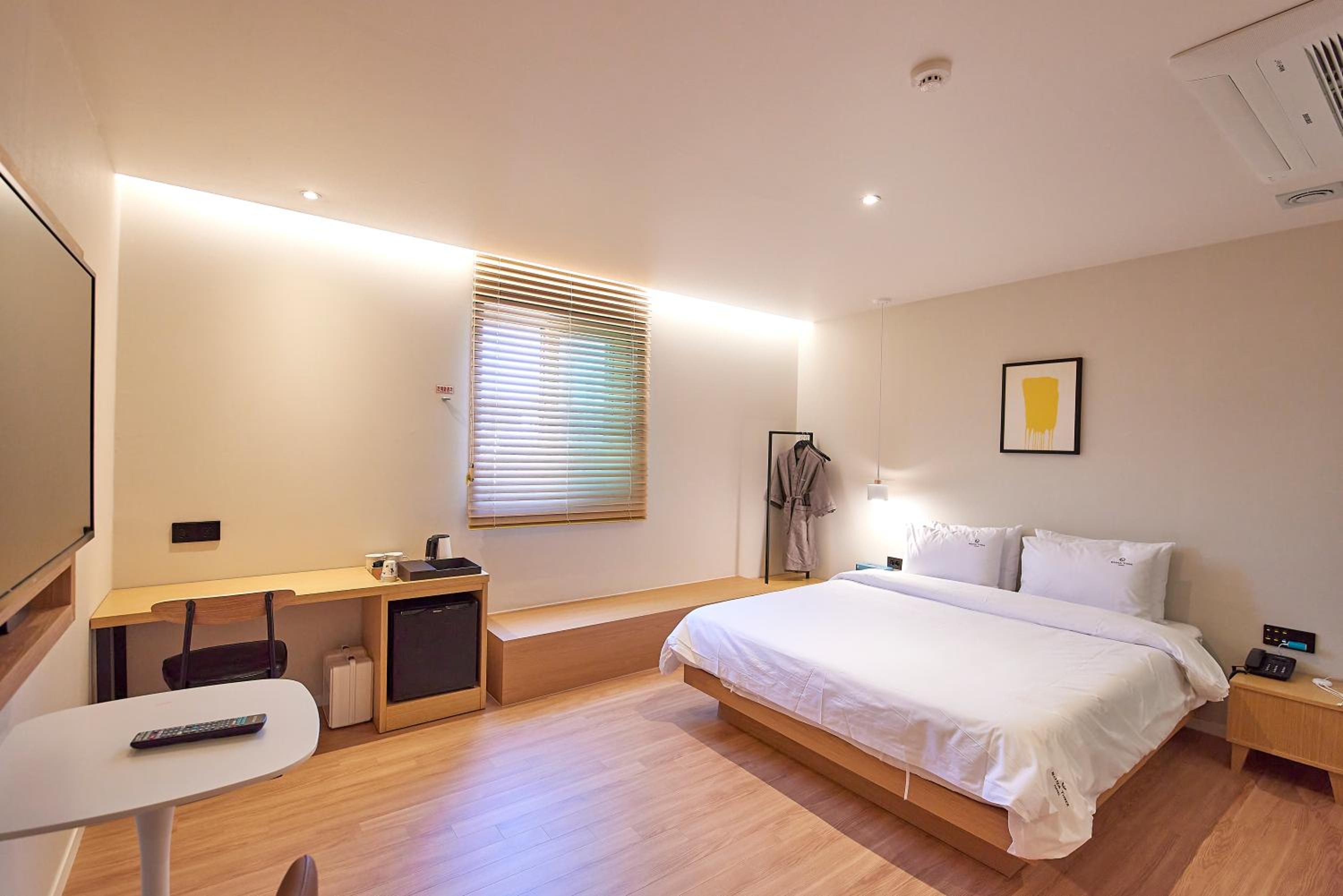 Deluxe Double Room - Photo 9