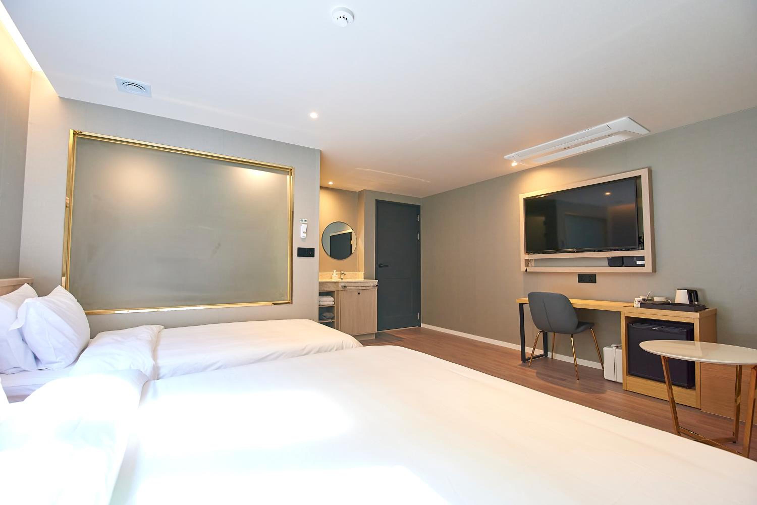 Deluxe Twin Room - Photo 3