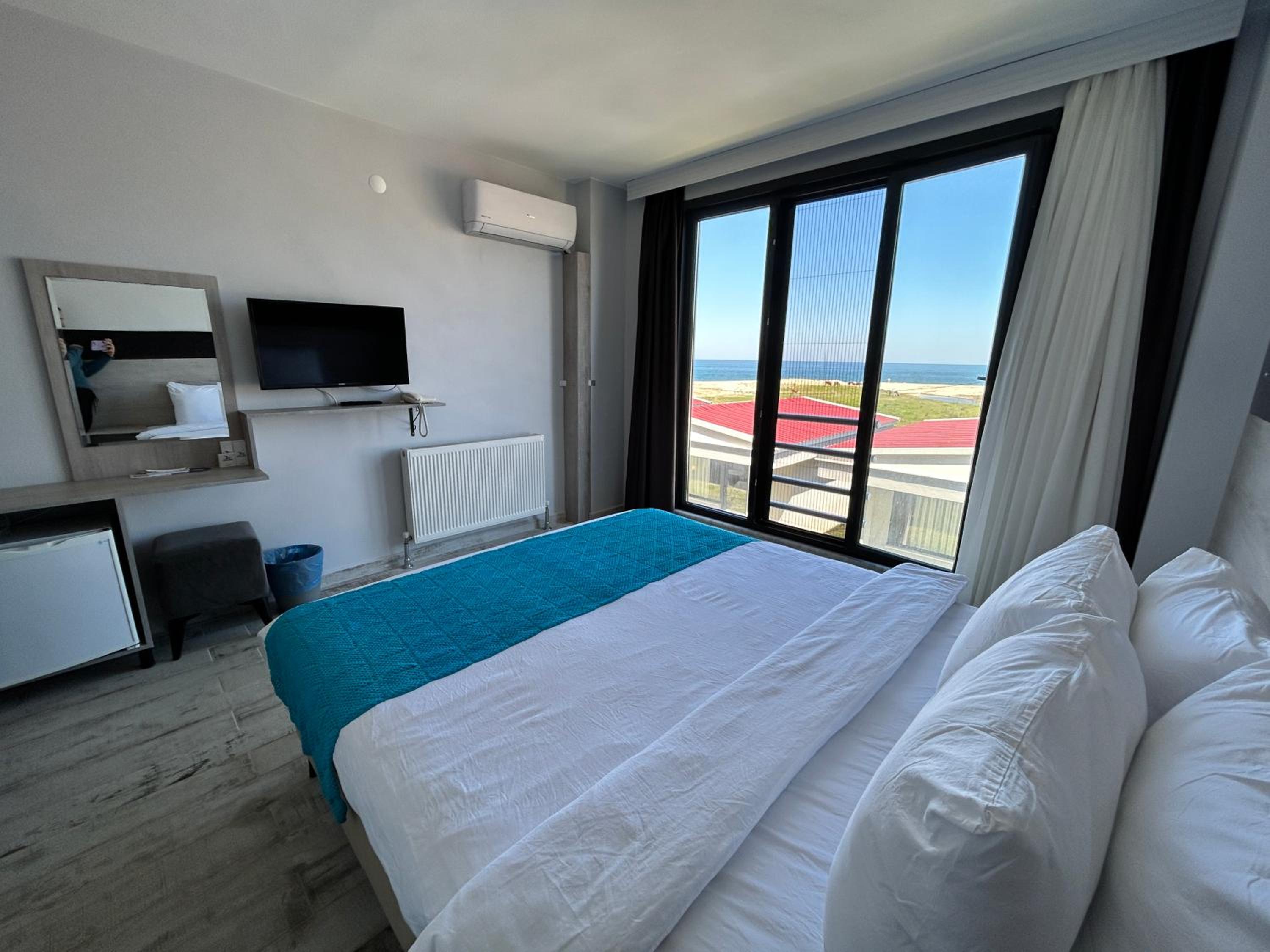 Corner Room with Sea View - Photo 12