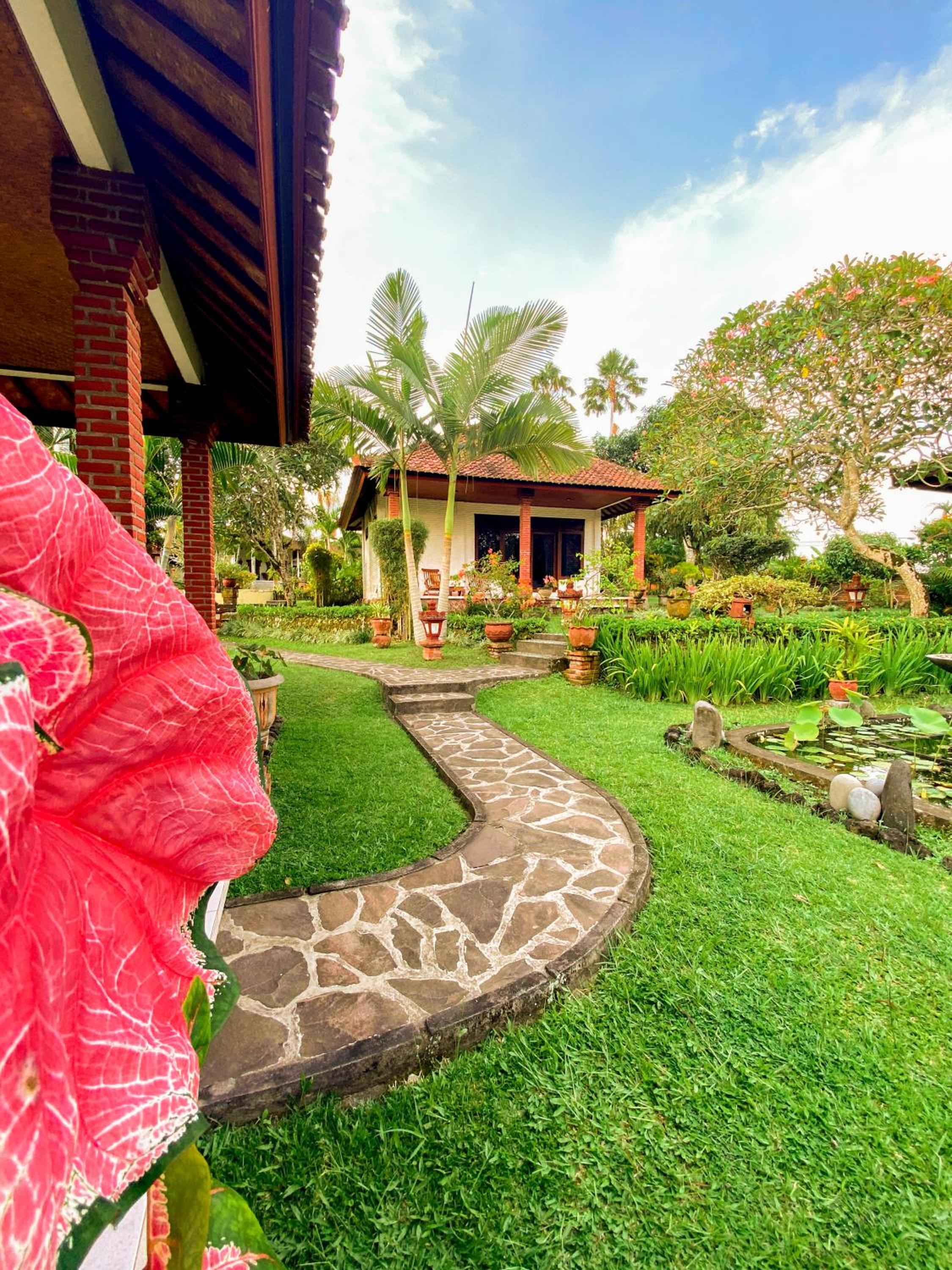 Bungalow with Garden View - Photo 7