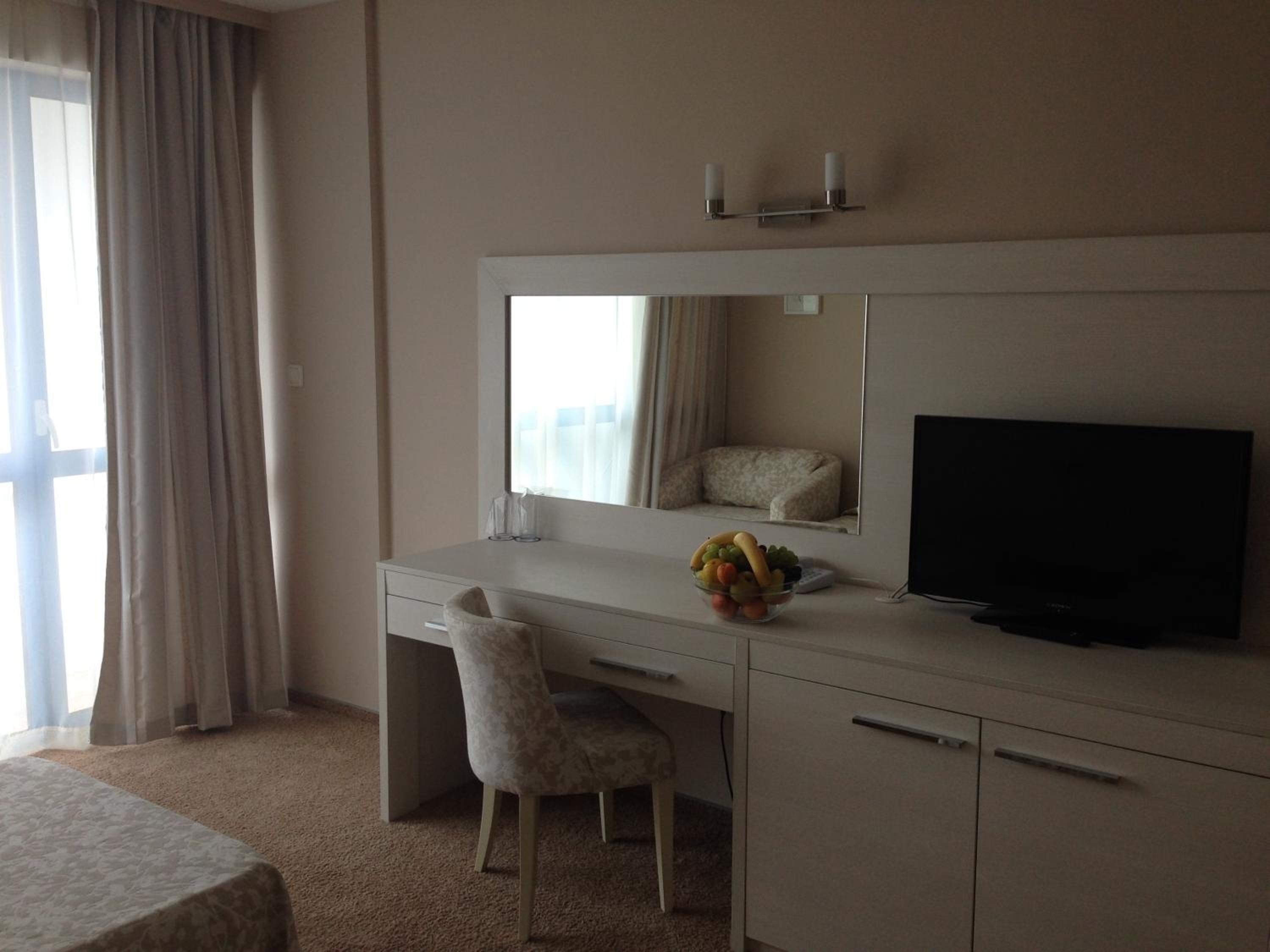 Double or Twin Room with Balcony and Sea View (2 Adults + 1 Child) - Photo 2
